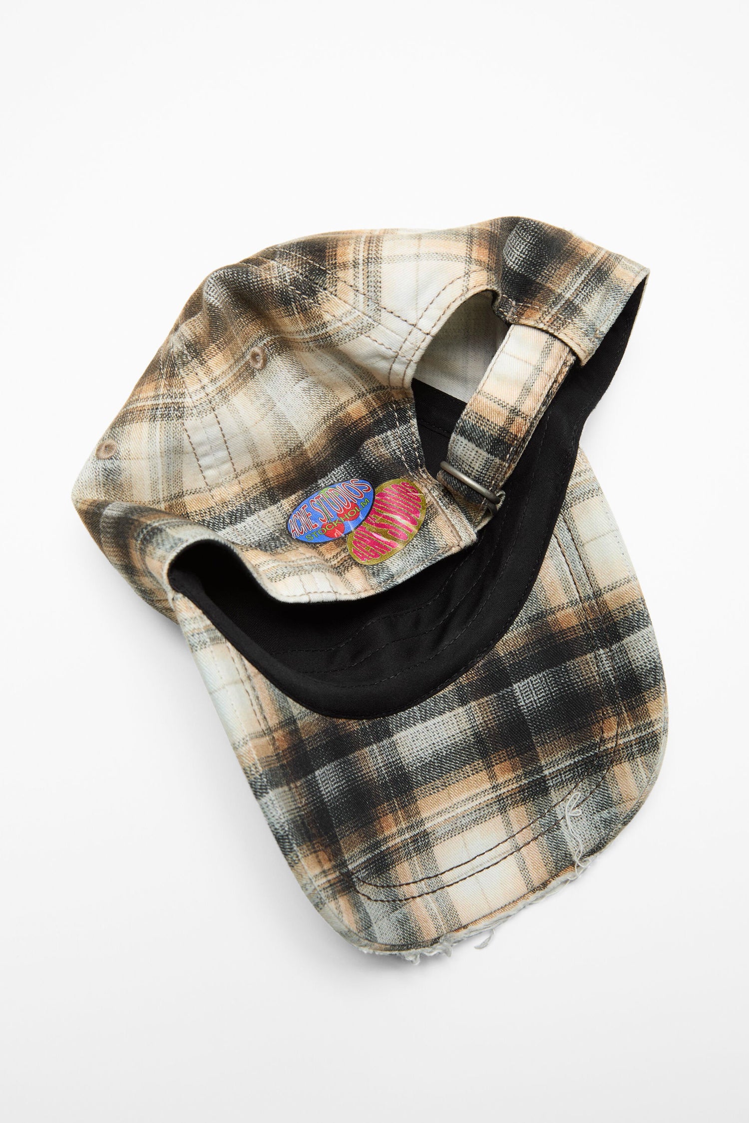 DISTRESSED CAP IN WHITE/BLACK, FW25