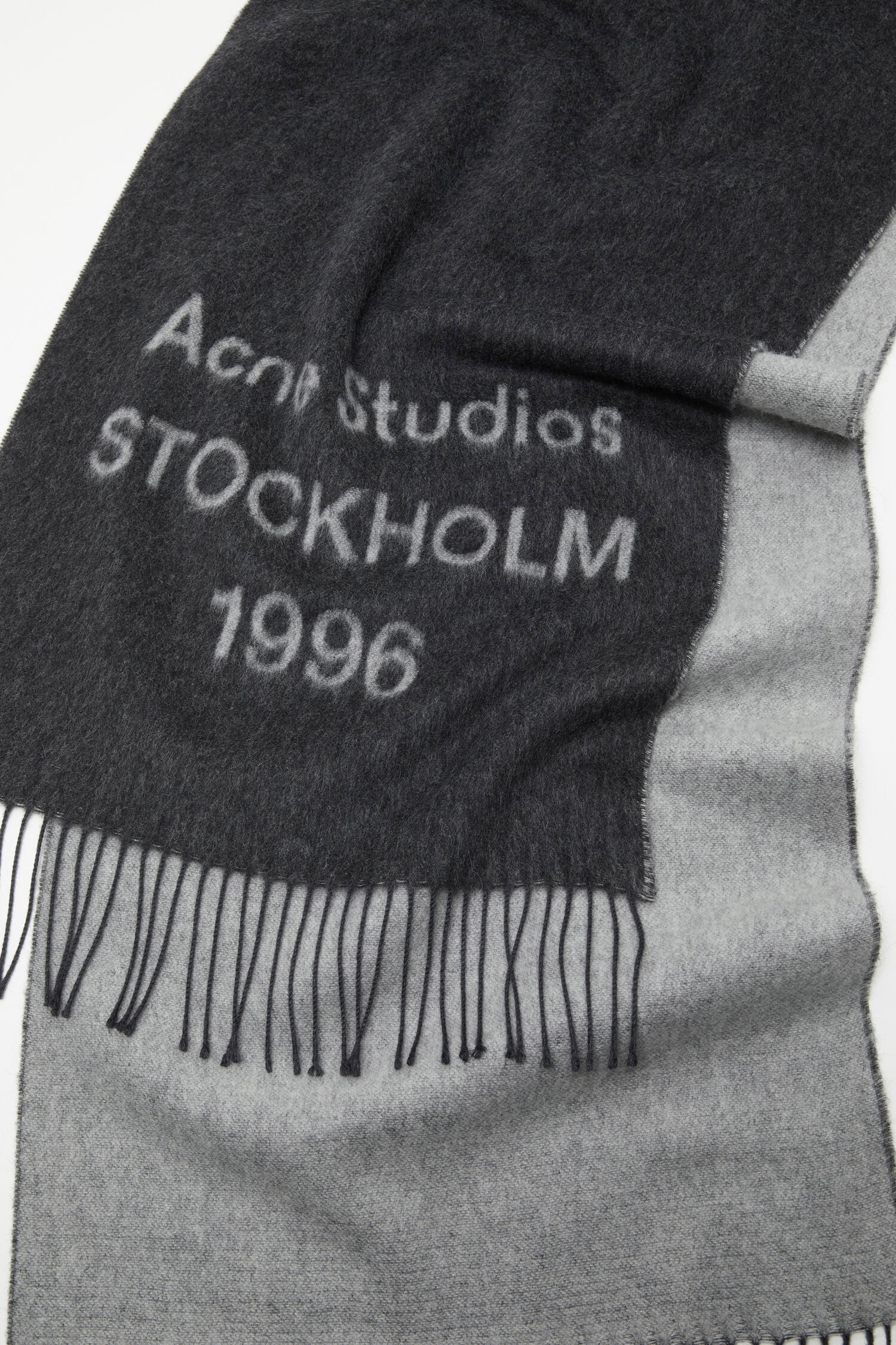 WIDE LOGO SCARF IN BLACK/WHITE, SS26