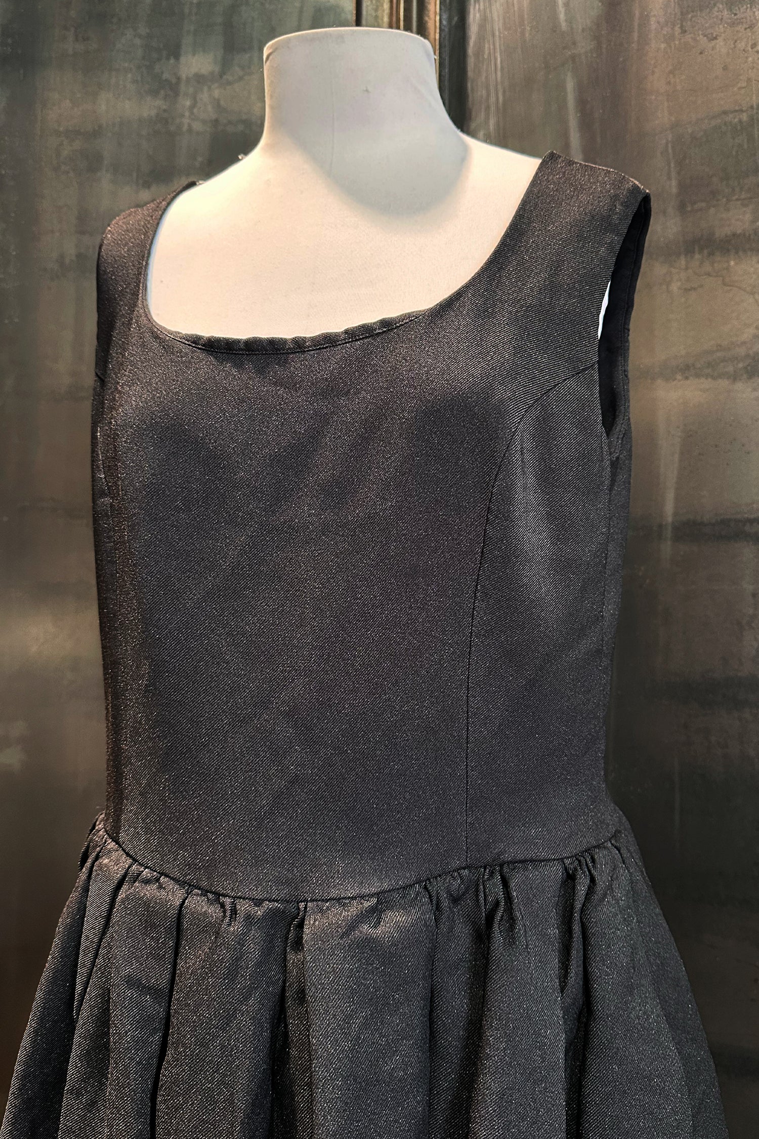 SLEEVELESS DRESS WITH TULLE DETAIL IN BLACK, FW25