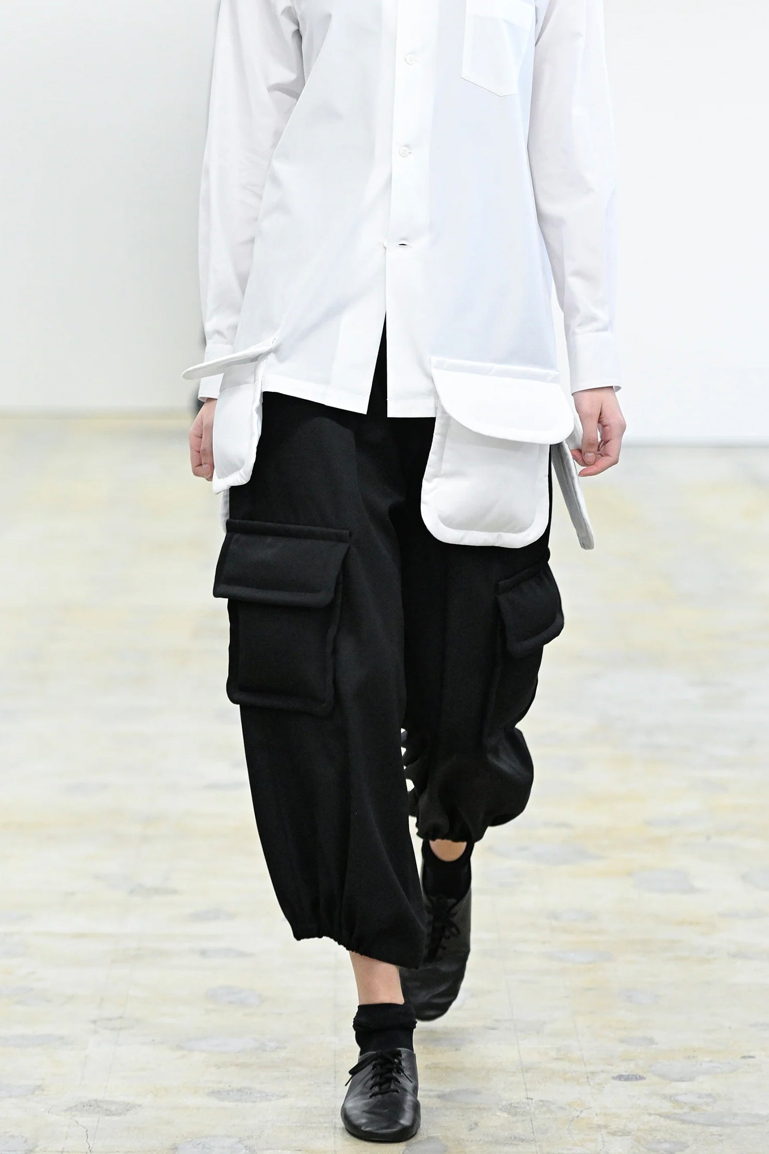 GATHERED CARGO POCKET PANT IN BLACK, FW25