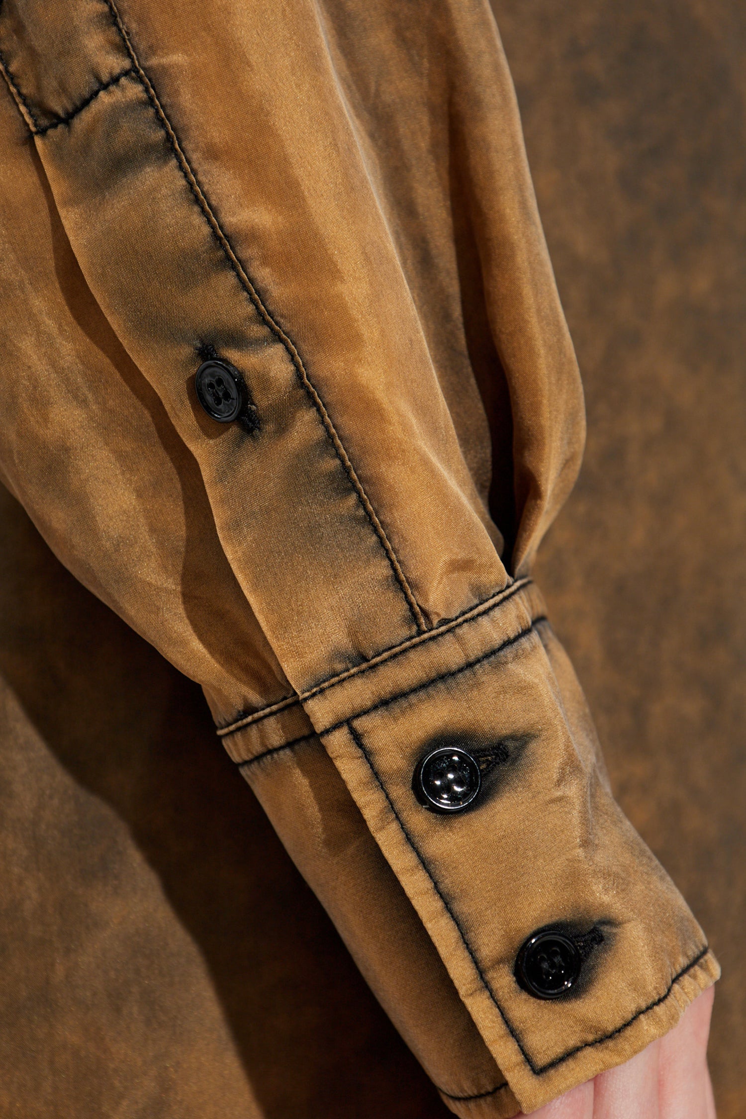 SPLIT BACK SHIRT IN KHAKI, SS25