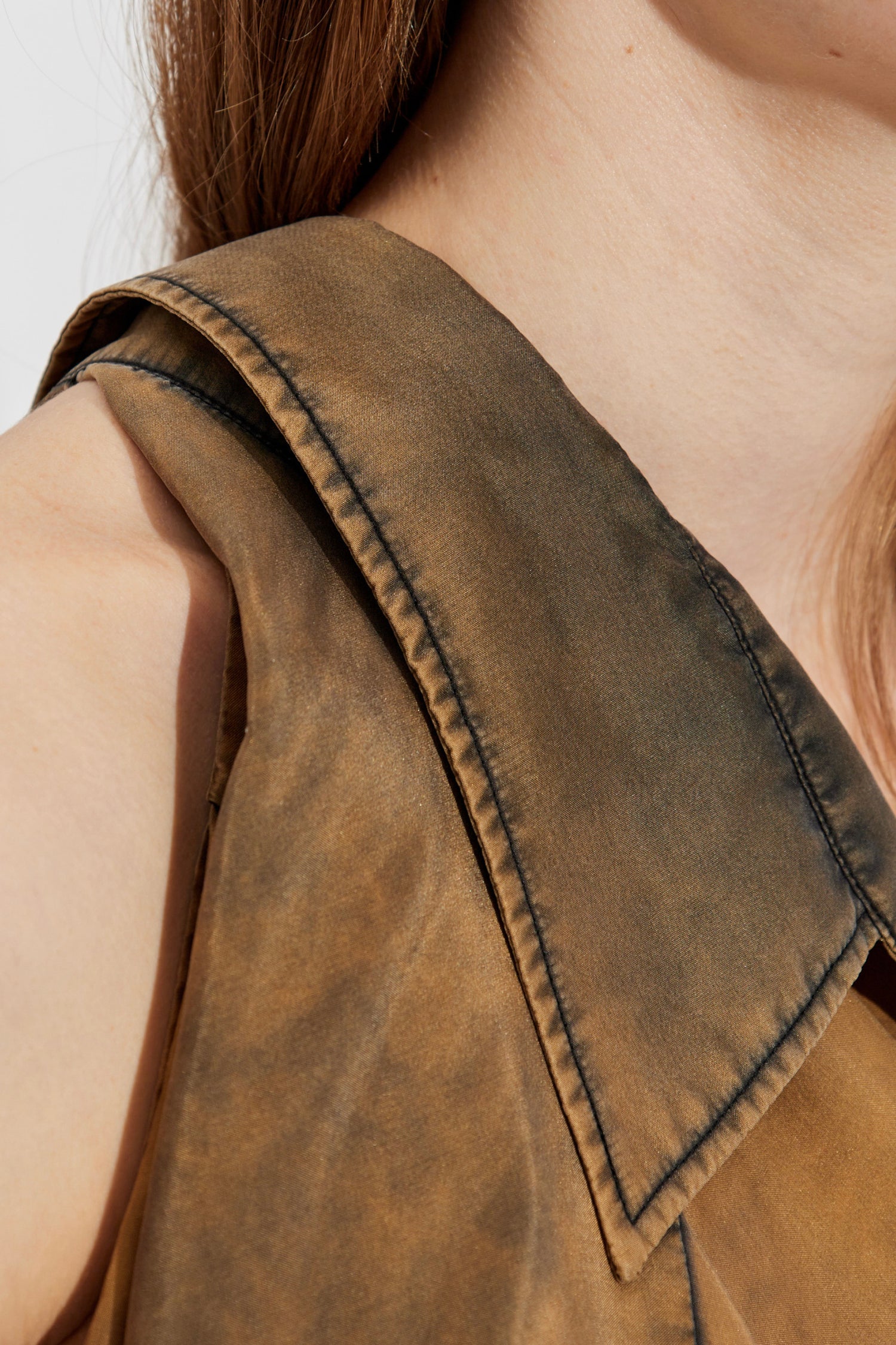 SPLIT BACK SHIRT IN KHAKI, SS25