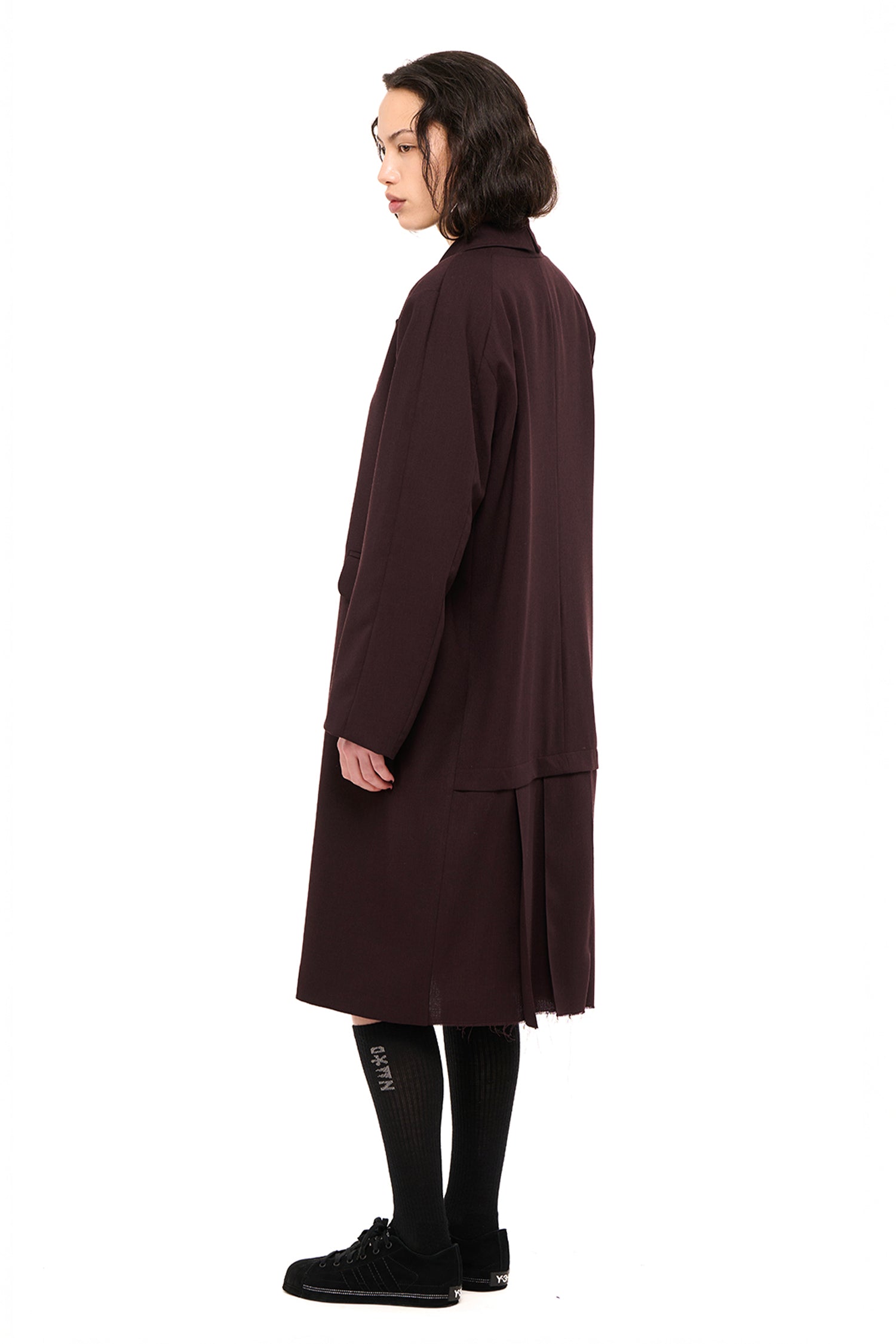 DE-PLEAT COAT IN MAHOGANY, AW26