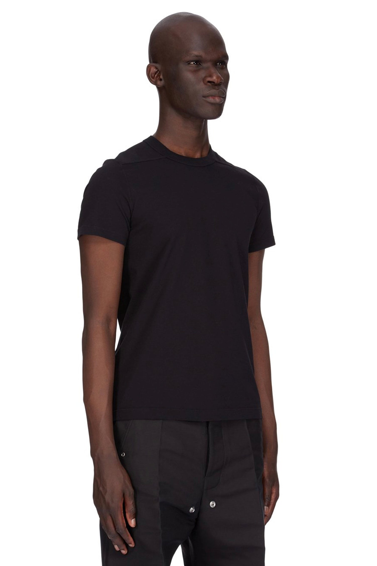 SHORT LEVEL T IN BLACK, SS24