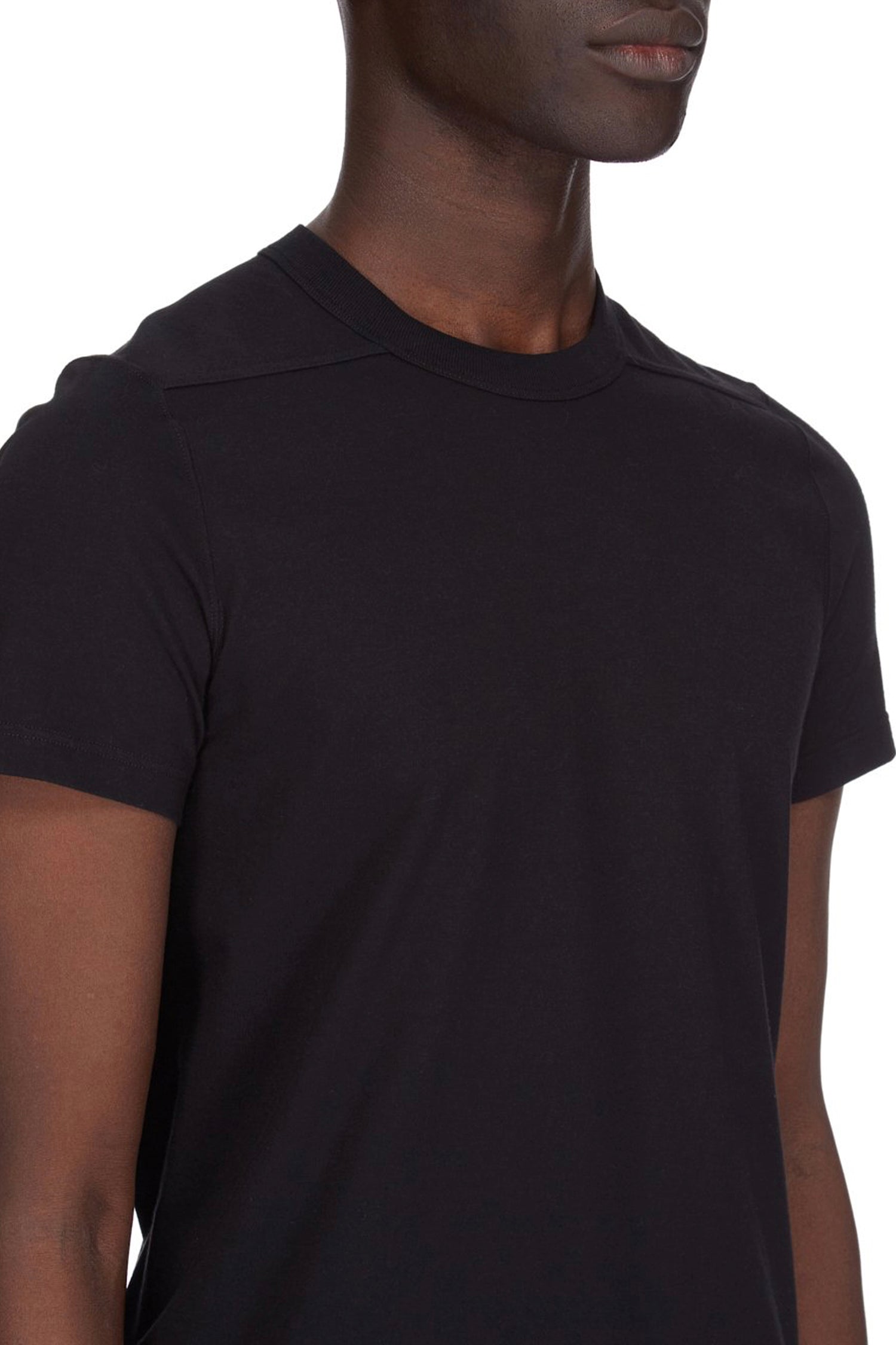 SHORT LEVEL T IN BLACK, SS24