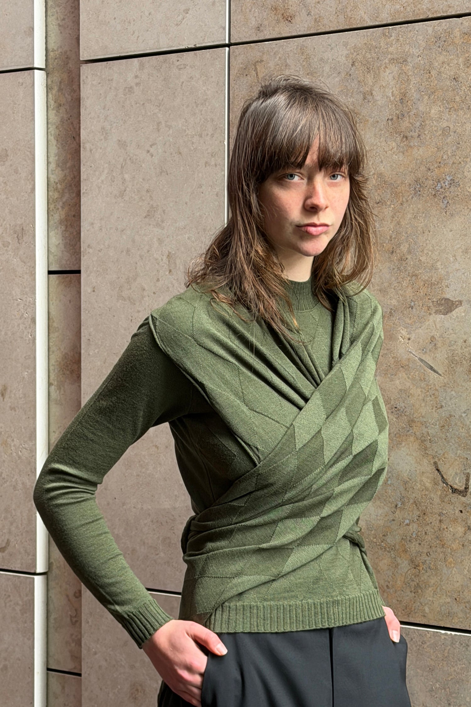 DIAMOND MERINO SCARF IN OLIVE, AW26