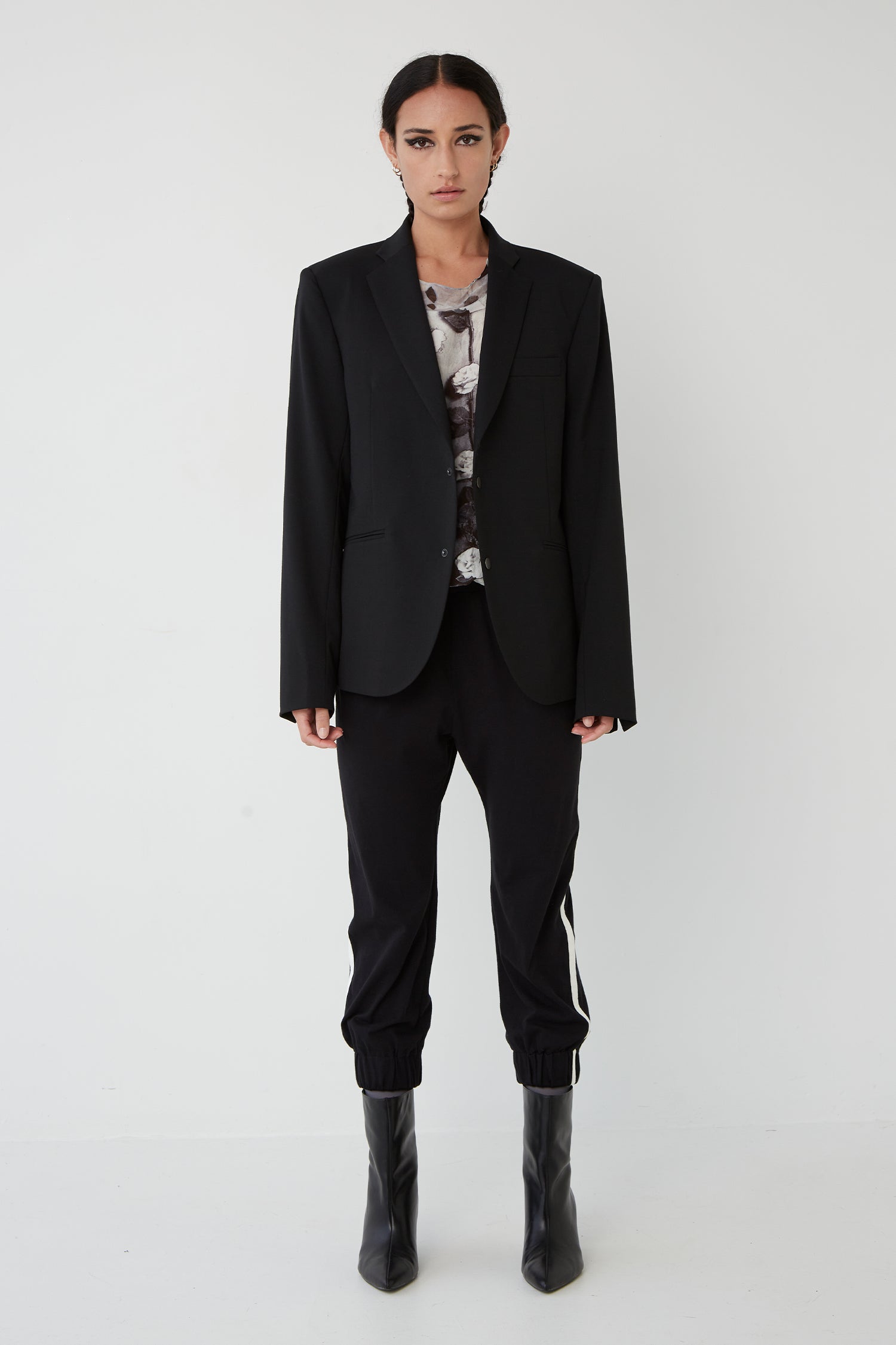 THE EMERSON IN SUITBLACK, S24