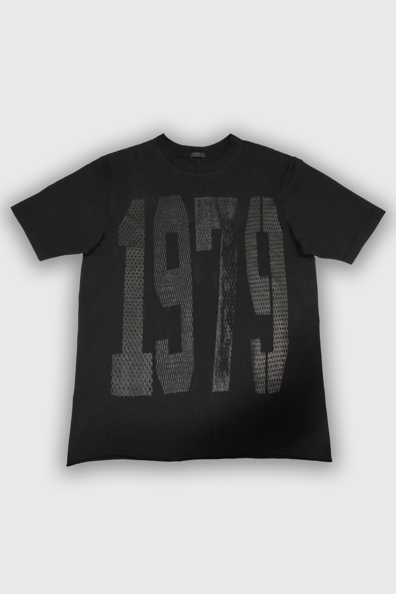 1979 TEE IN BLACK/BLACK, SS26