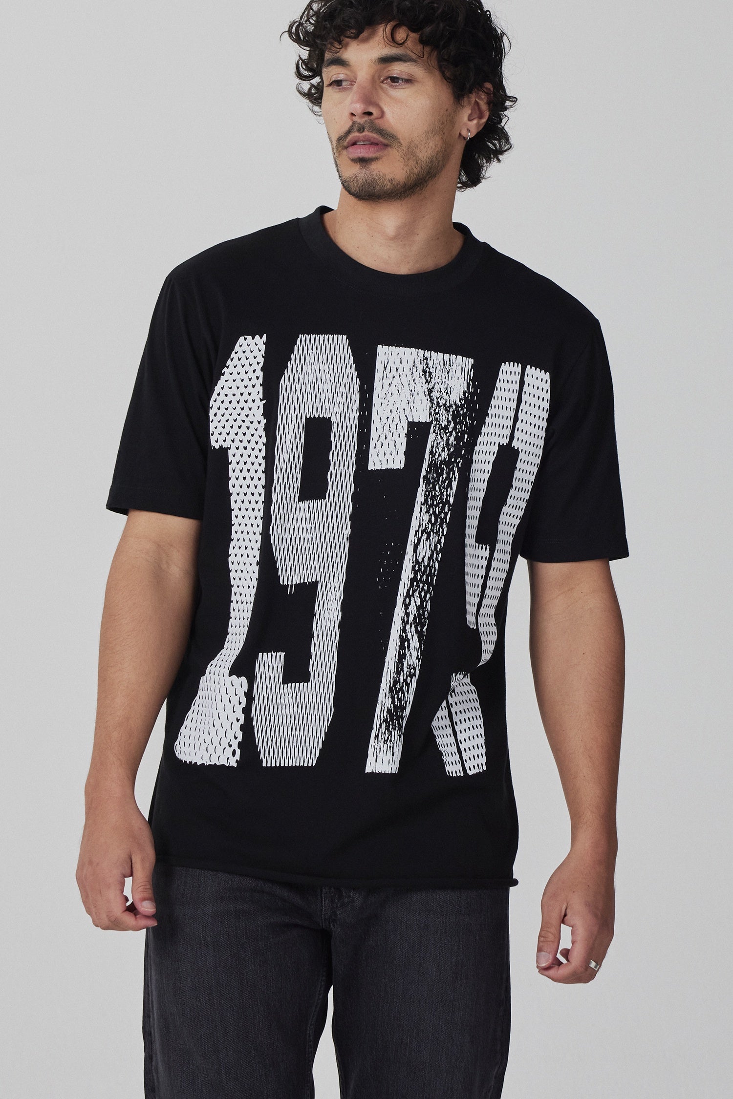 1979 TEE IN BLACK/WHITE, SS26