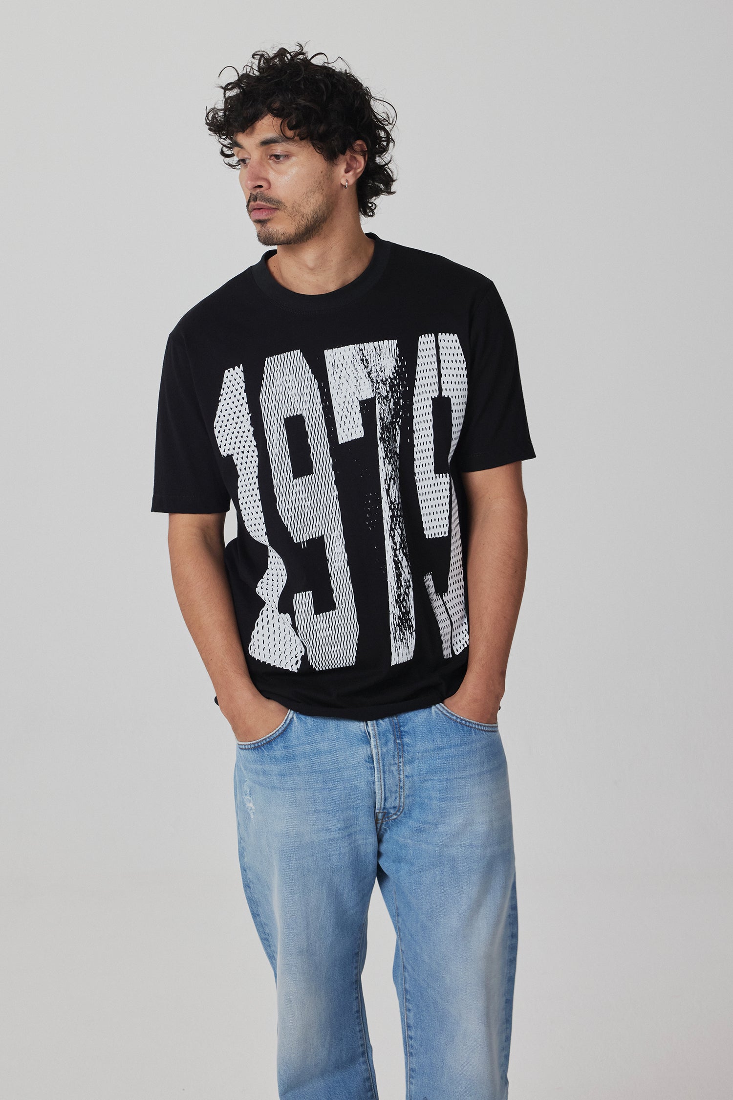 1979 TEE IN BLACK/WHITE, SS26