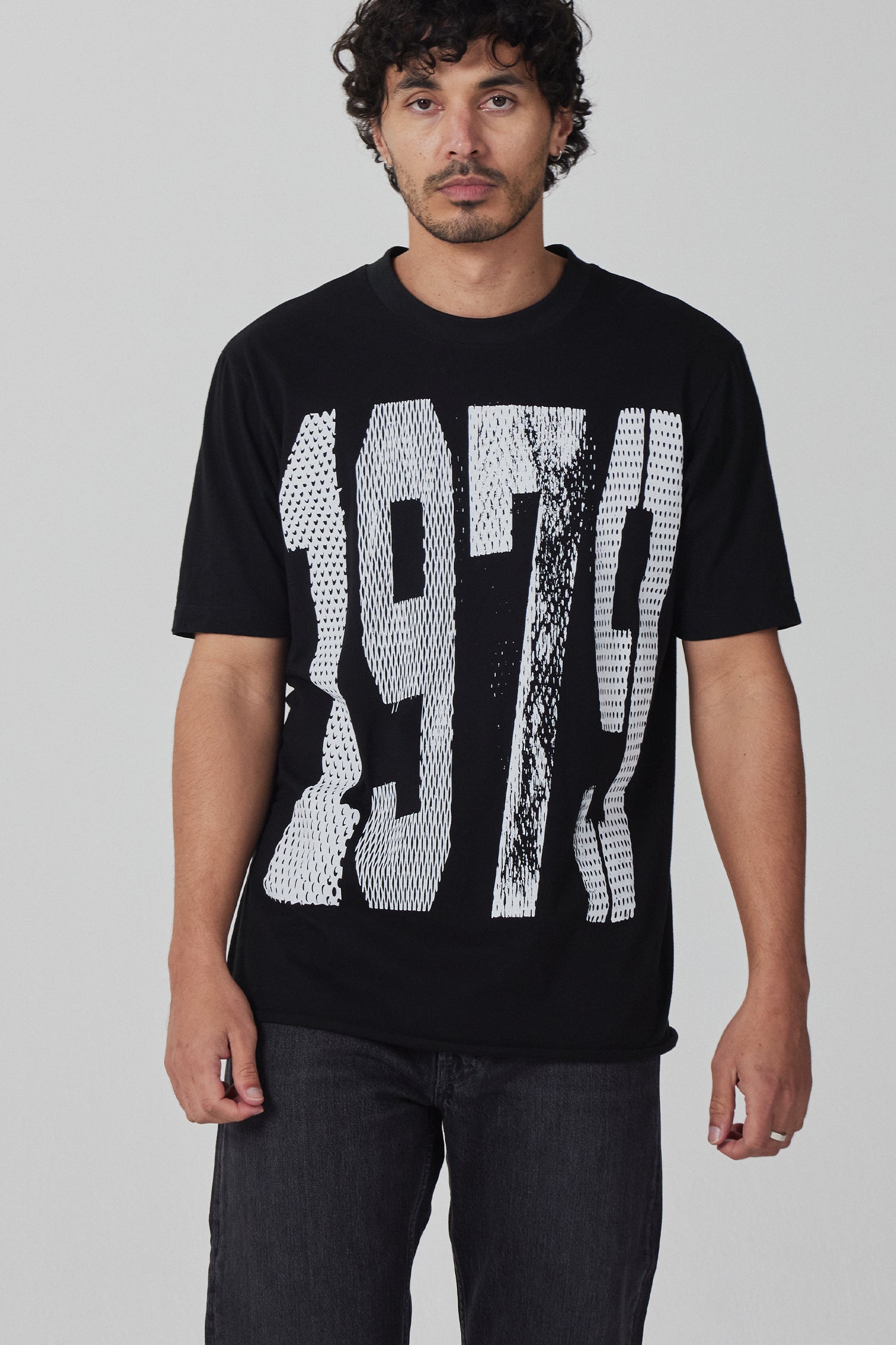 1979 TEE IN BLACK/WHITE, SS26