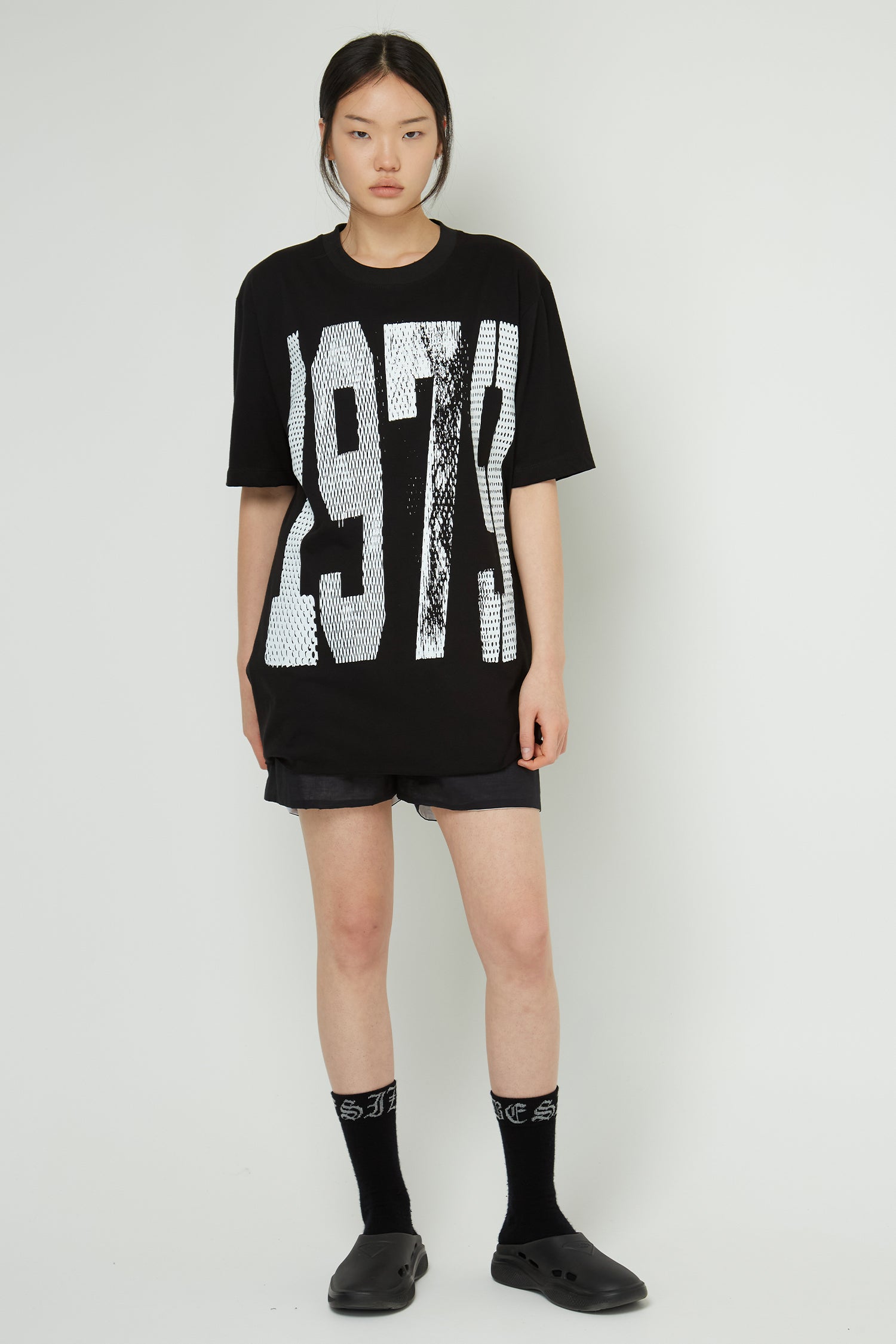 1979 TEE IN BLACK/WHITE, SS26