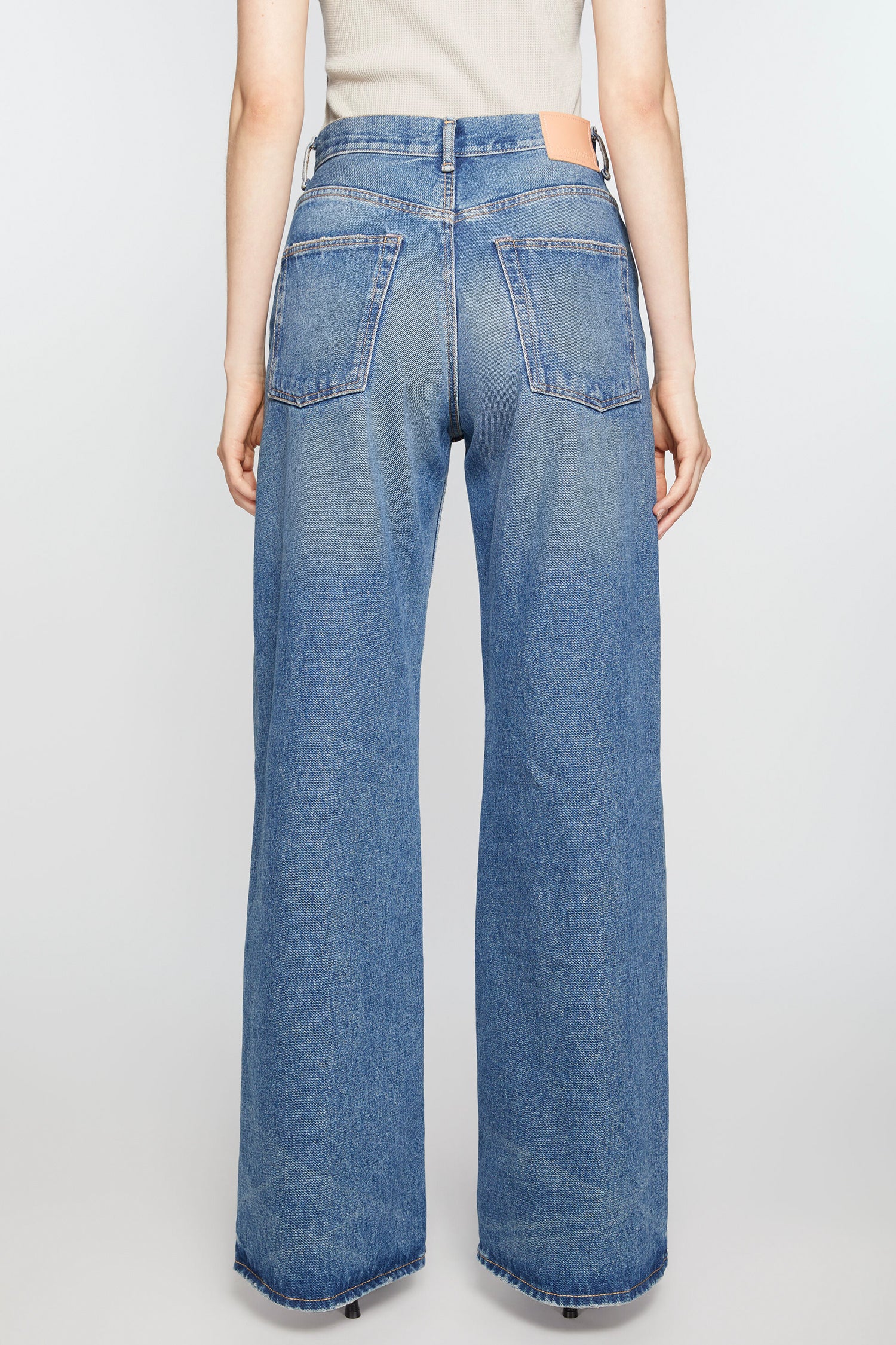 2022 JEANS IN VINTAGE BLUE, FW25