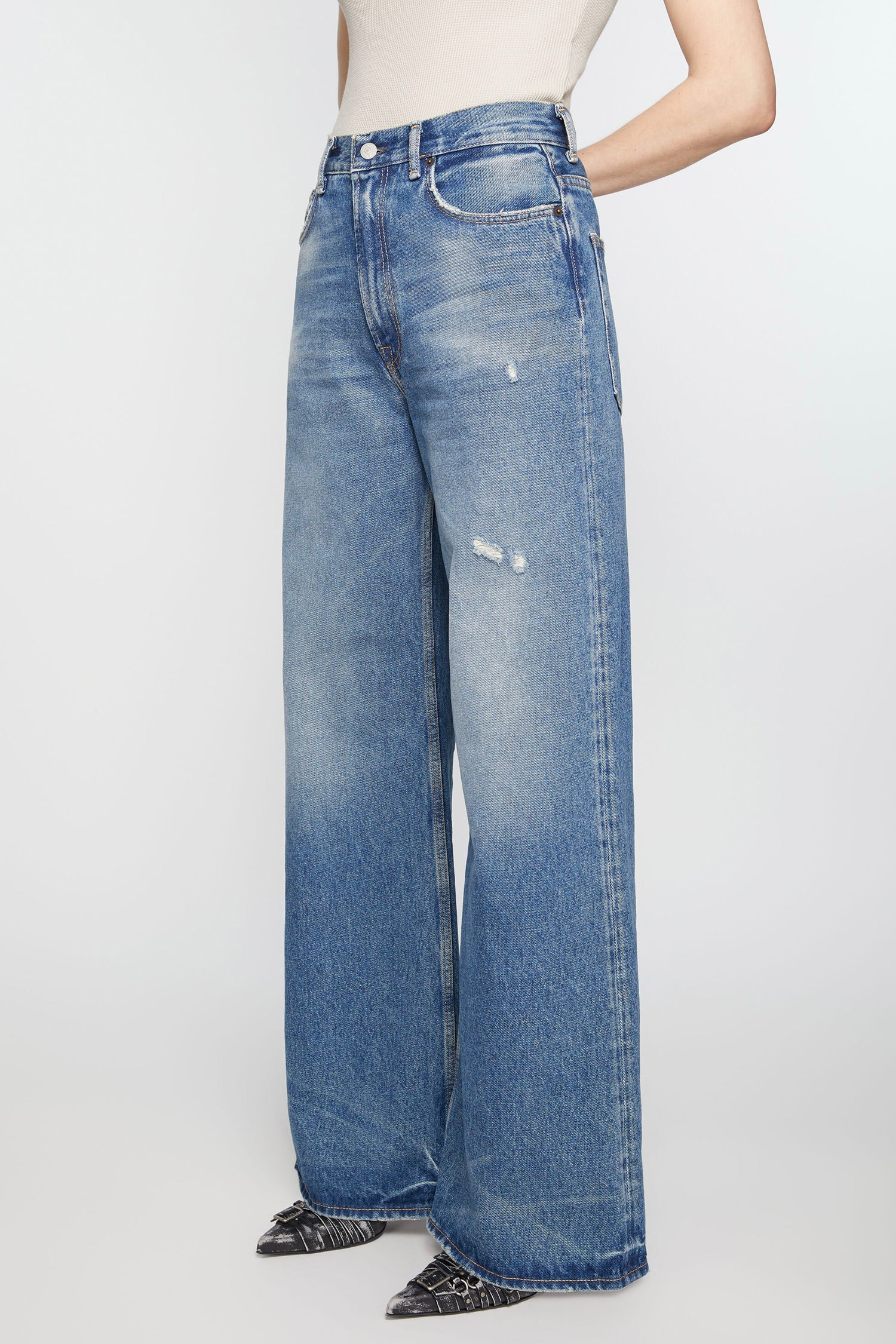 2022 JEANS IN VINTAGE BLUE, FW25