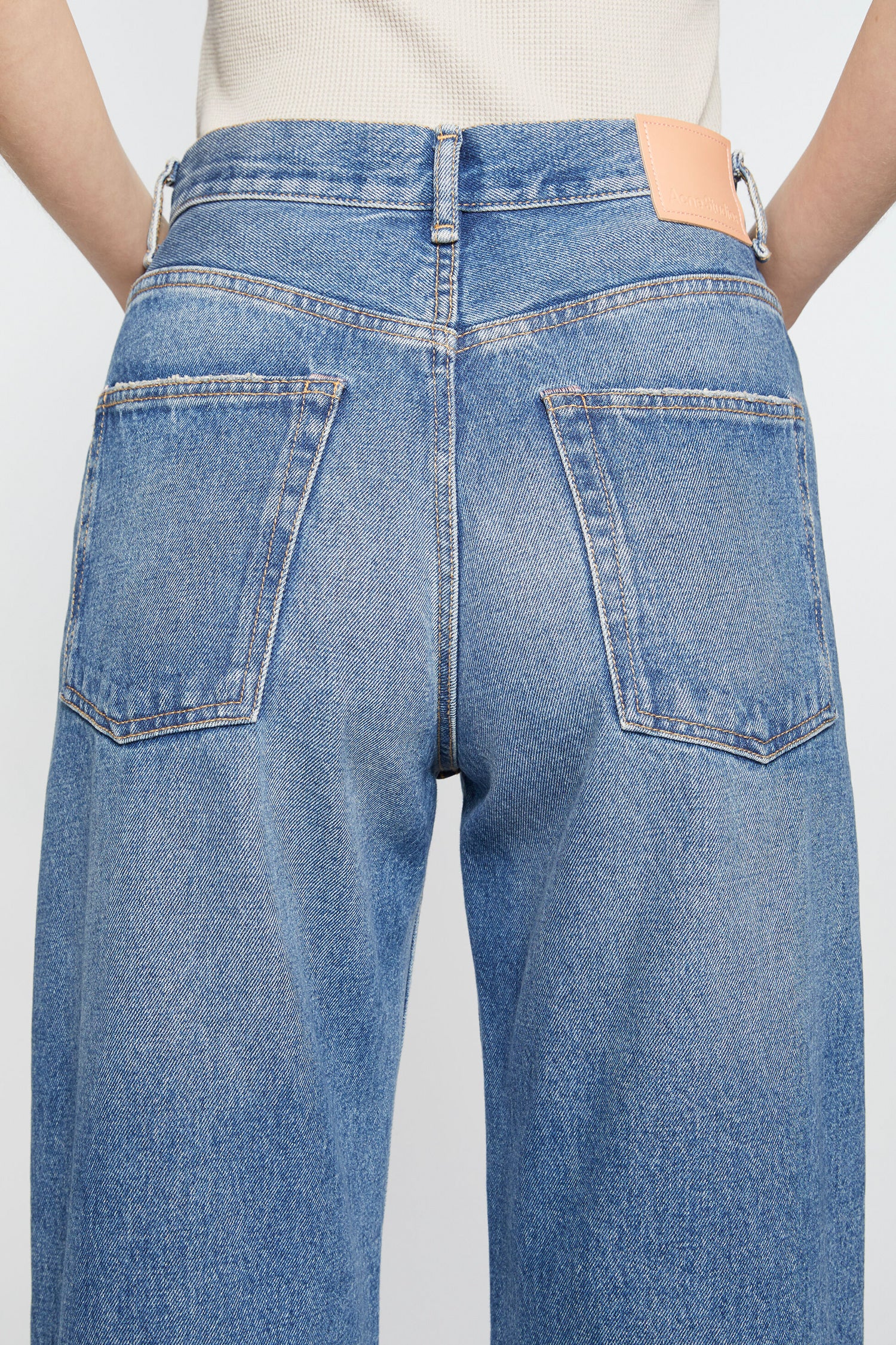 2022 JEANS IN VINTAGE BLUE, FW25