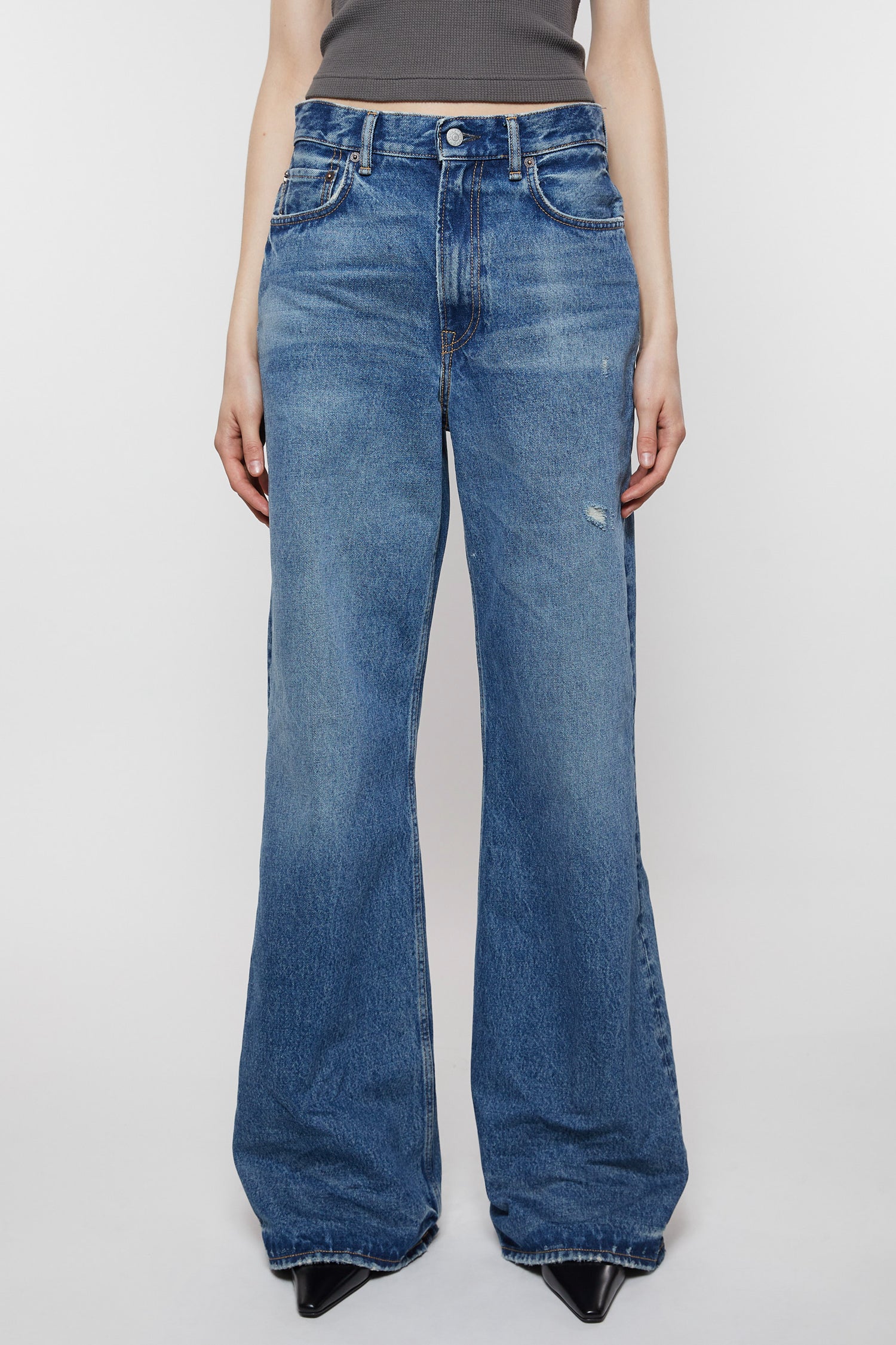 2022 JEANS IN VINTAGE BLUE, FW25