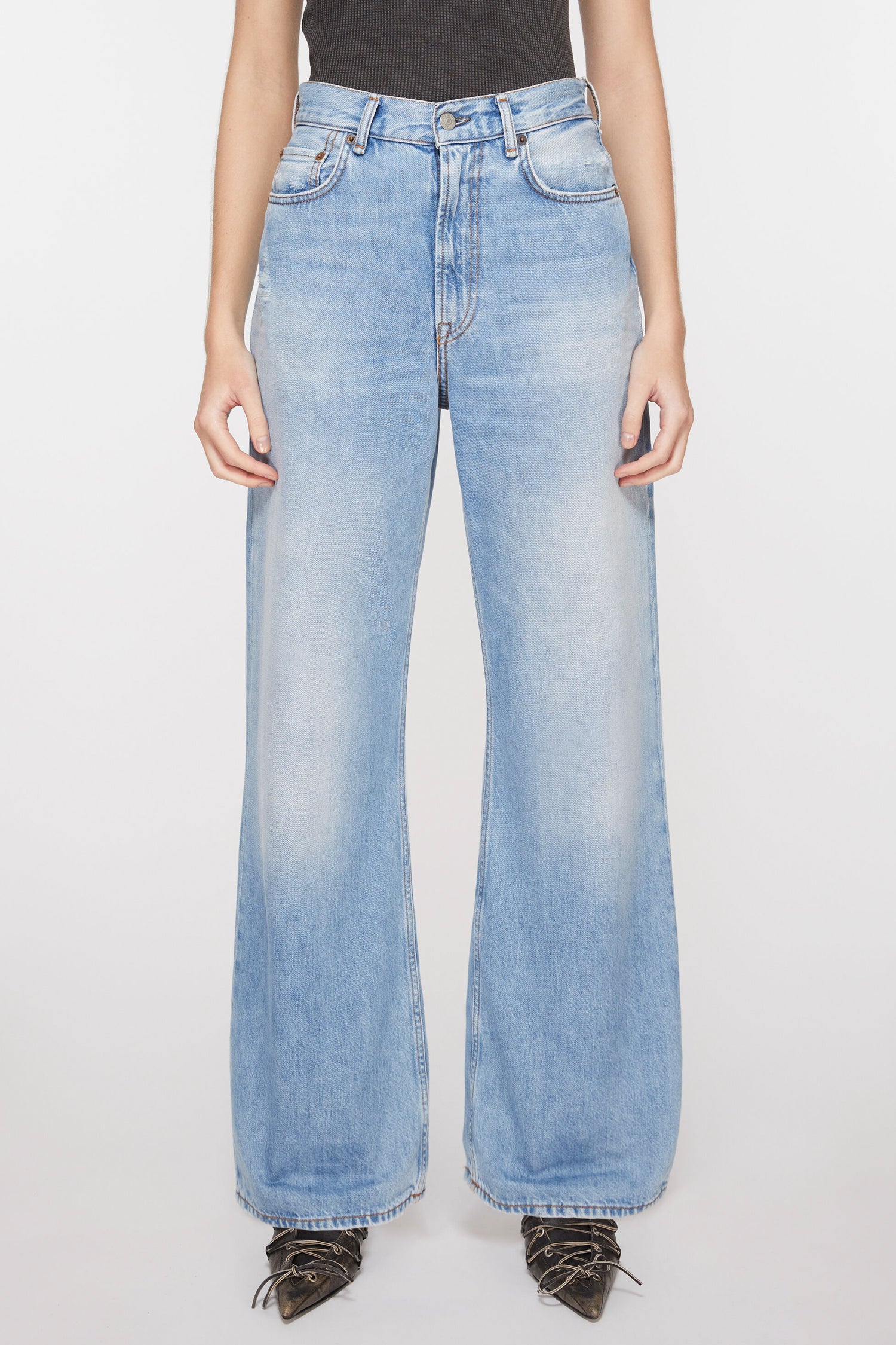2022 JEANS IN LIGHT BLUE, FW25