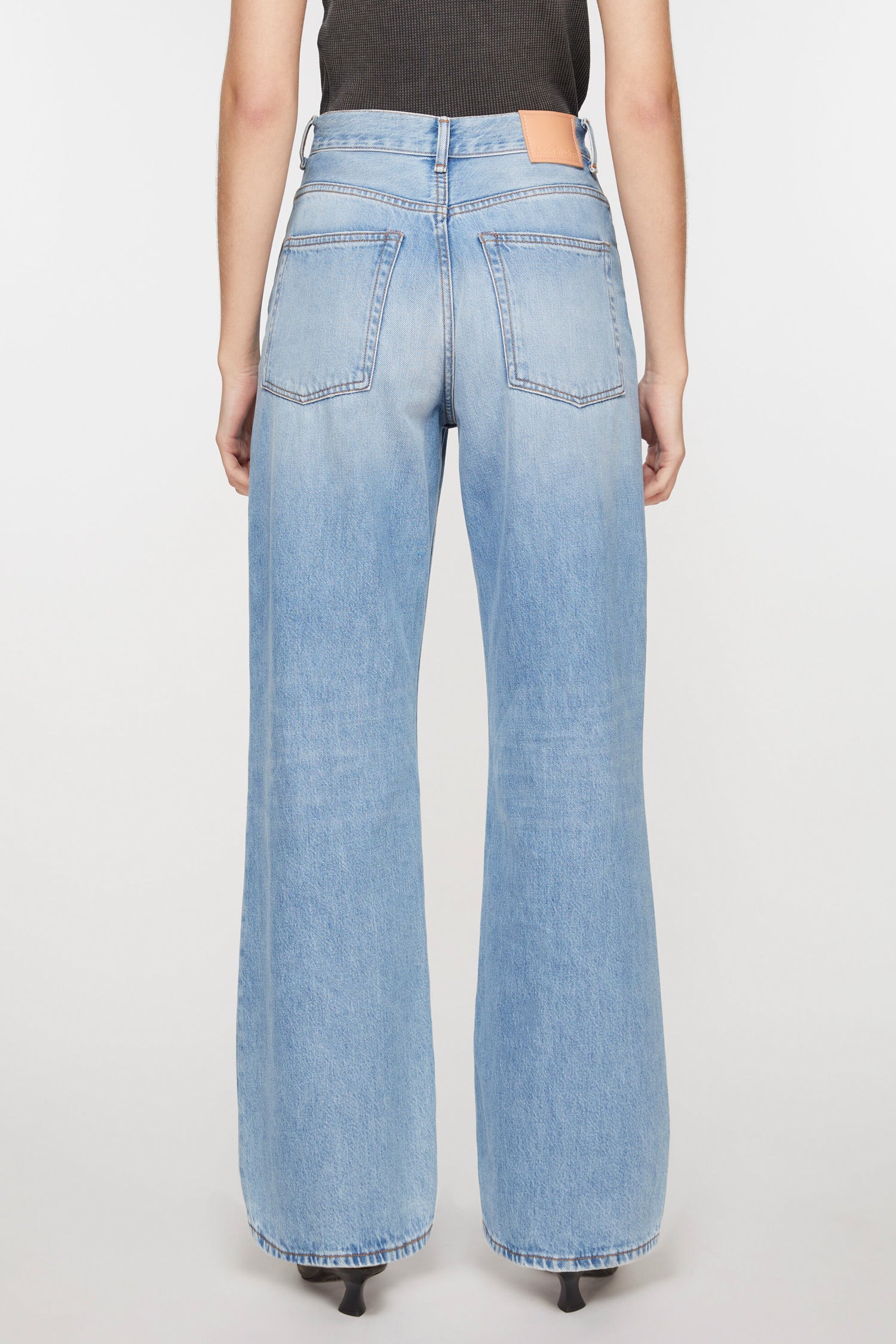 2022 JEANS IN LIGHT BLUE, FW25