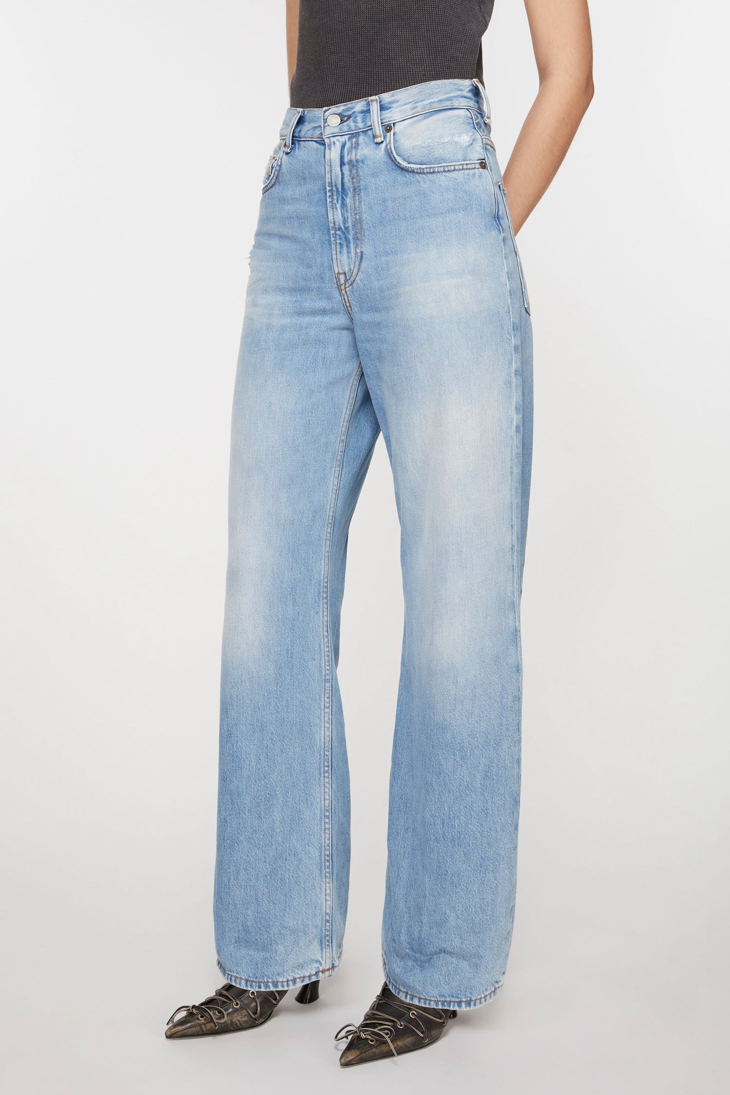 2022 JEANS IN LIGHT BLUE, FW25