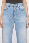 2022 JEANS IN LIGHT BLUE, FW25