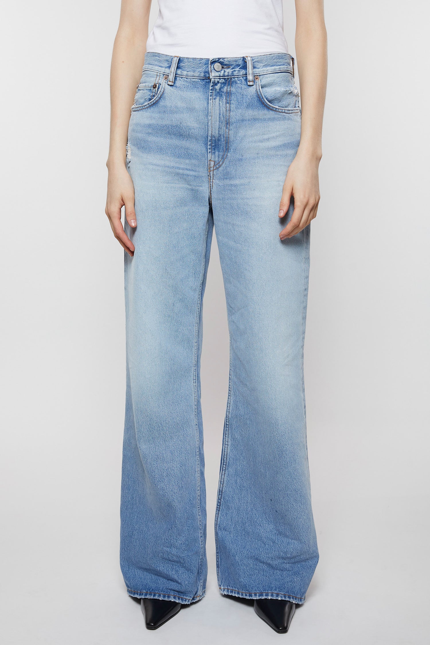 2022 JEANS IN LIGHT BLUE, FW25