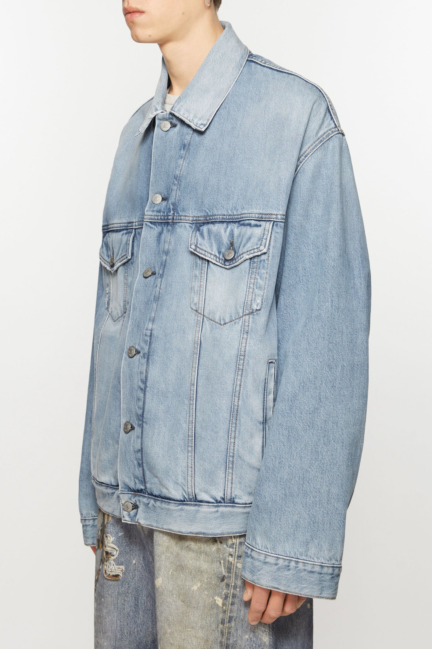 RELAX FIT DENIM JACKET IN LIGHT BLUE, FW25