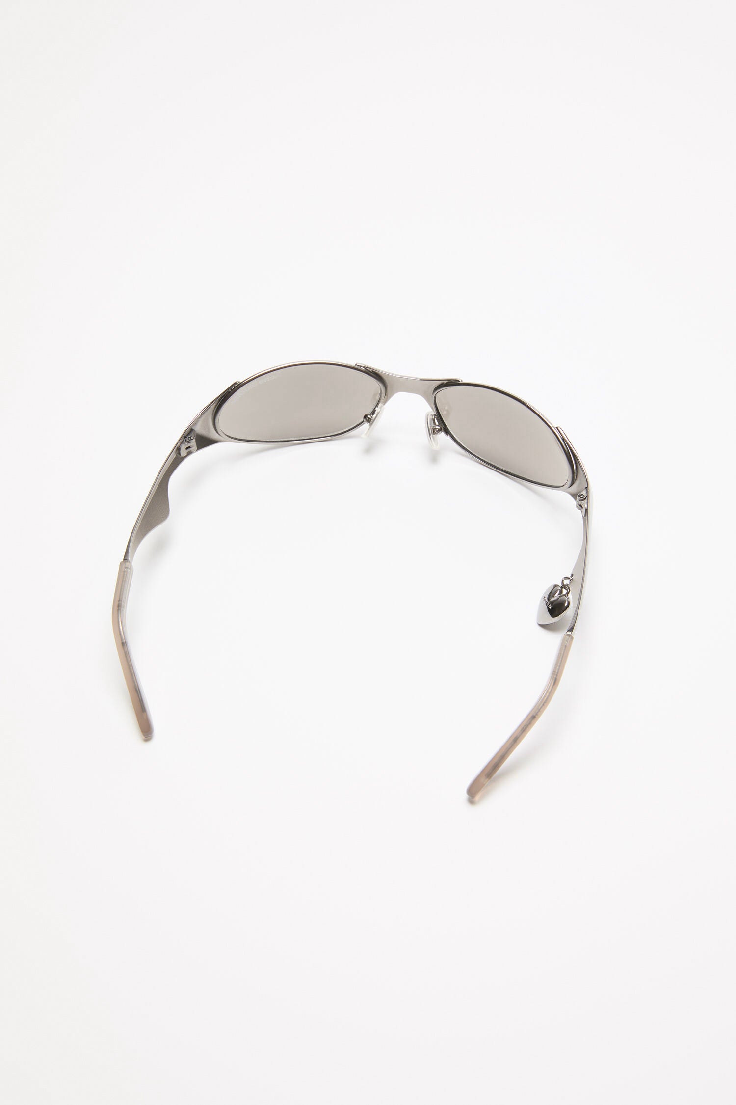METAL FRAME CHARM SUNGLASSES IN ANTIQUE SILVER