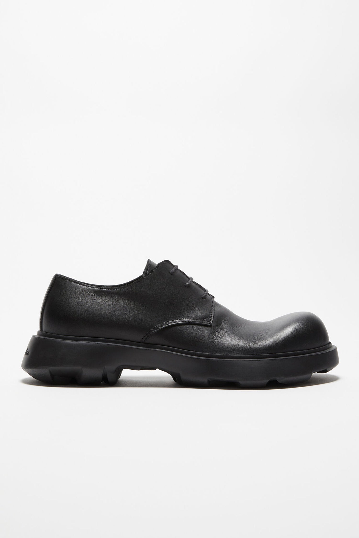 LEATHER LACE-UP SHOES IN BLACK, SS24