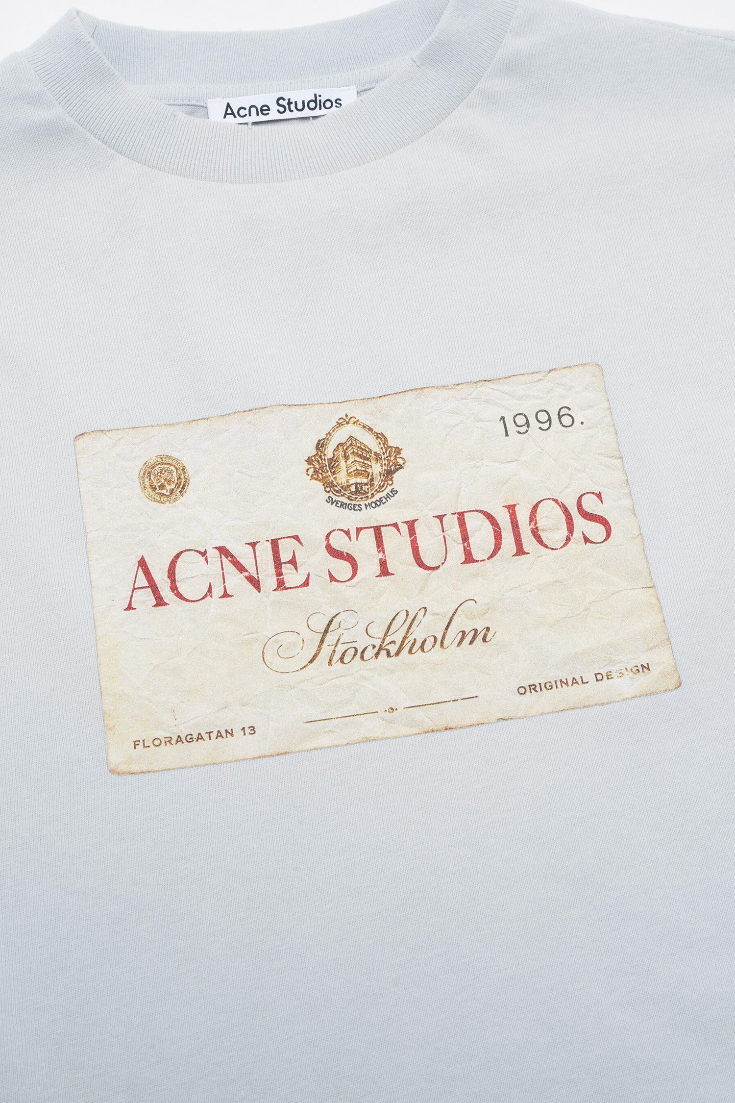 LAYERED PRINT T-SHIRT IN LIGHT GREY, SS25