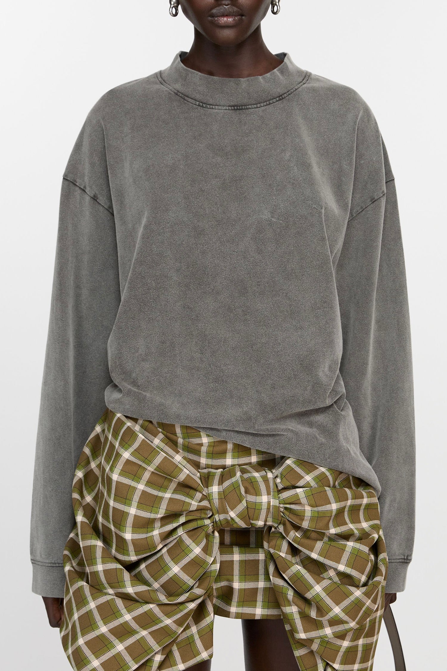 RELAXED UNISEX CREWNECK SWEATER IN FADED BLACK, SS25