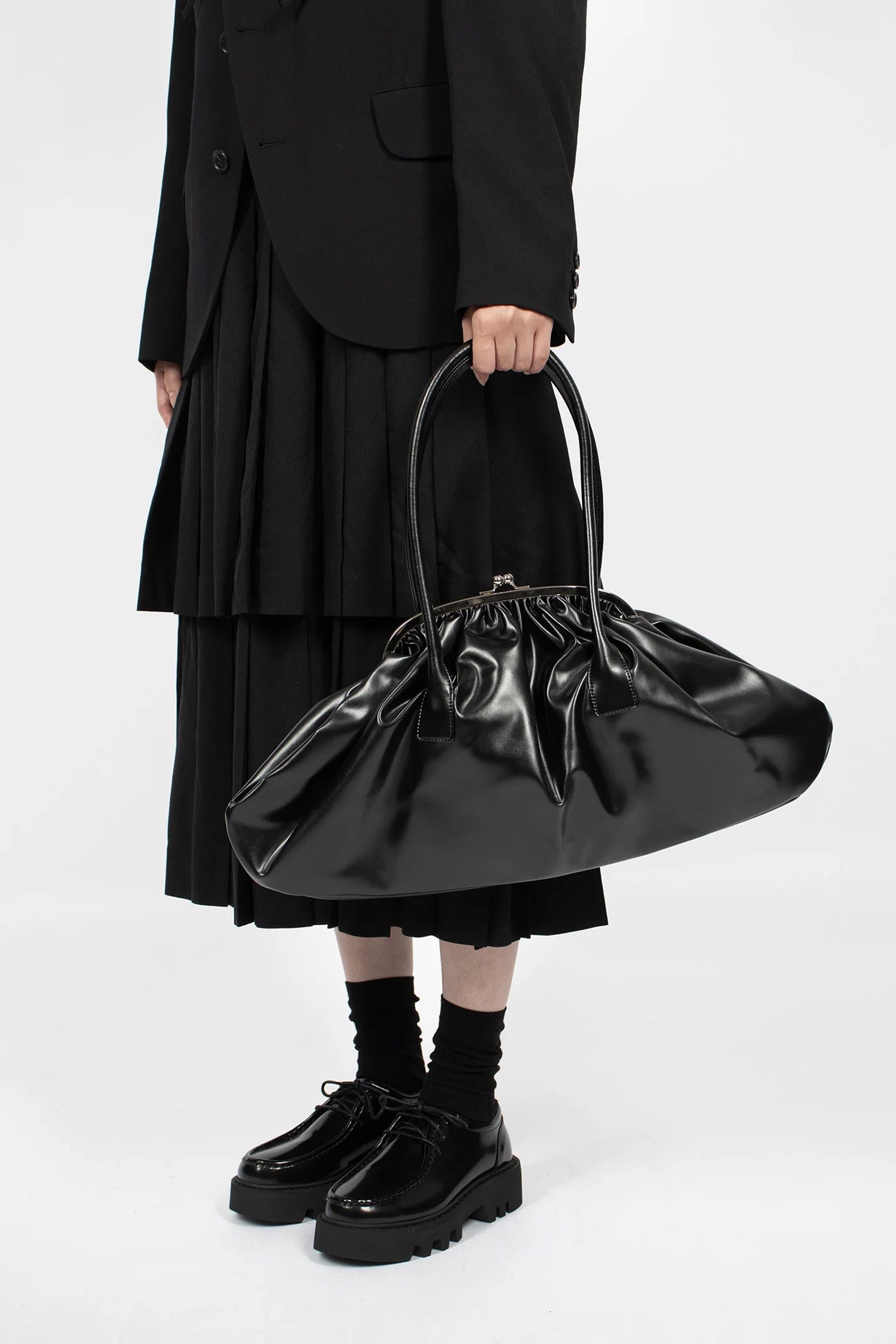 FAUX LEATHER MEDIUM GATHERED BAG IN BLACK, FW25