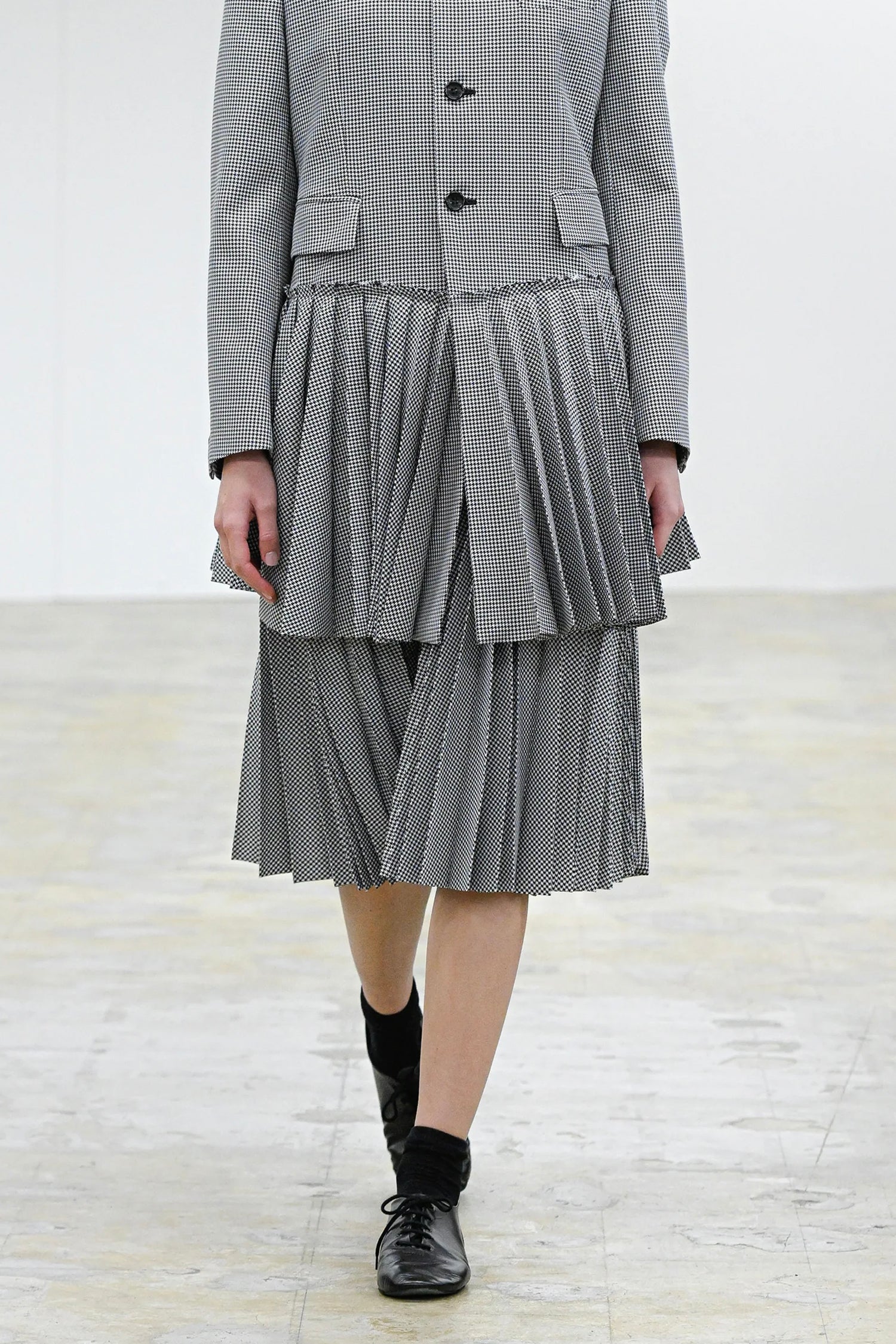 PLEATED MIDI SKIRT IN BLK/WHITE, SS26