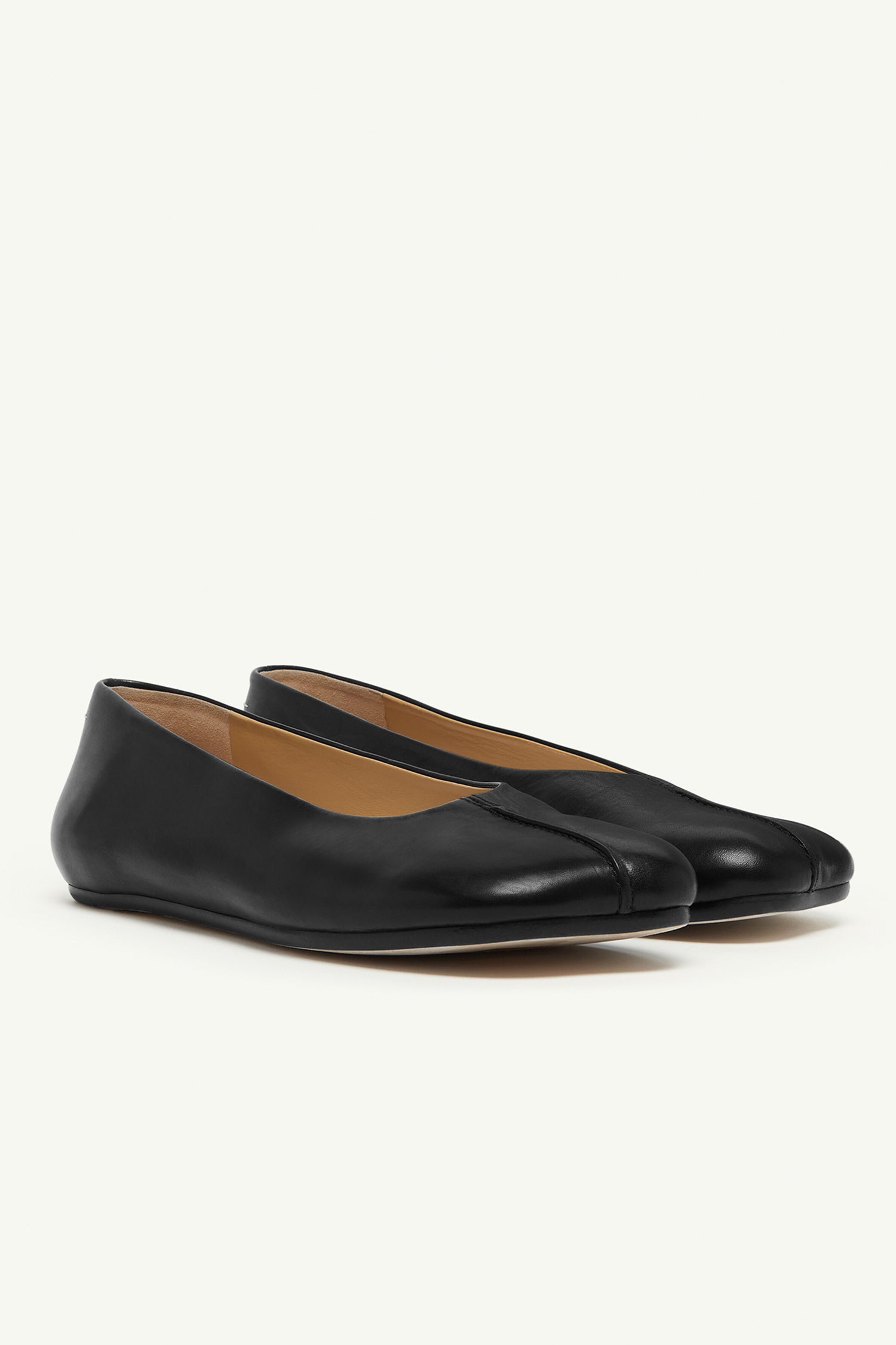 LEATHER BALLERINAS IN BLACK, SS25