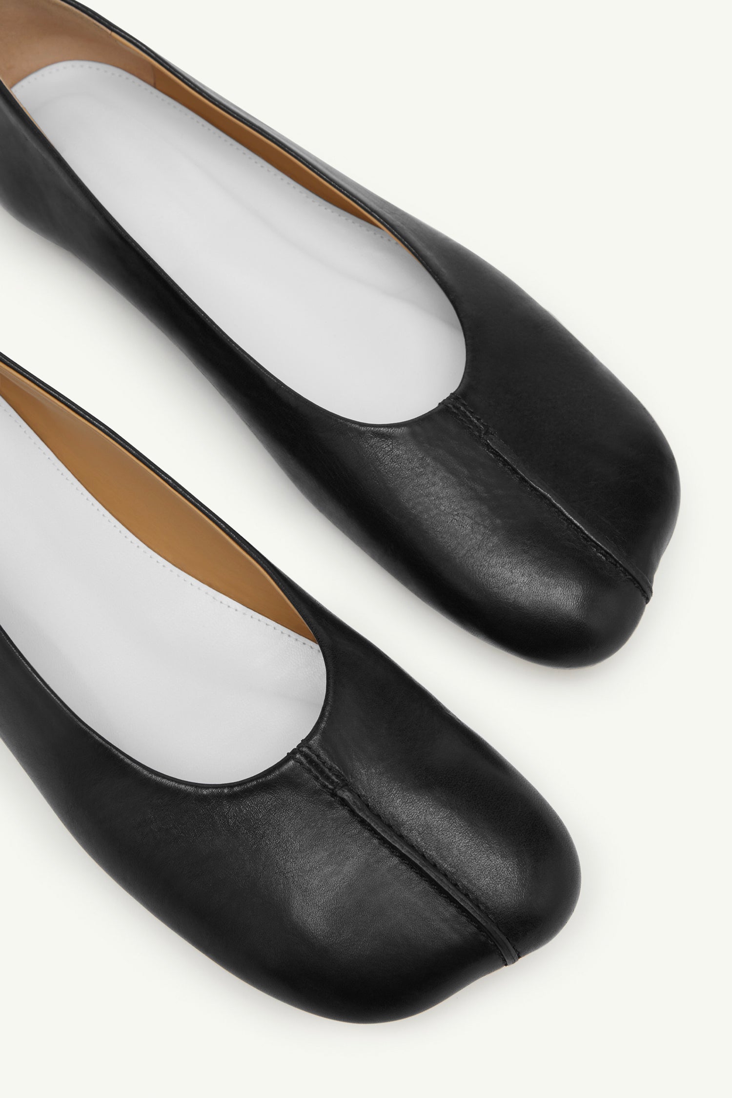 LEATHER BALLERINAS IN BLACK, SS25