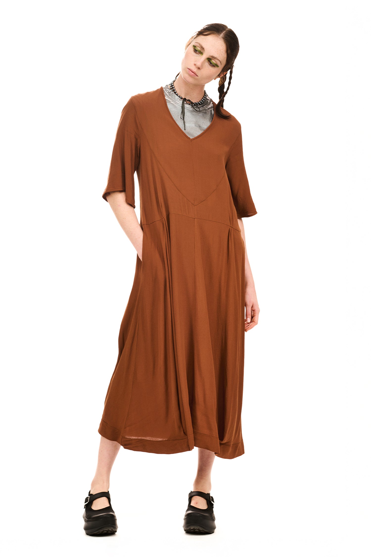 CLASSIC DRESS IN CHESTNUT, SS26