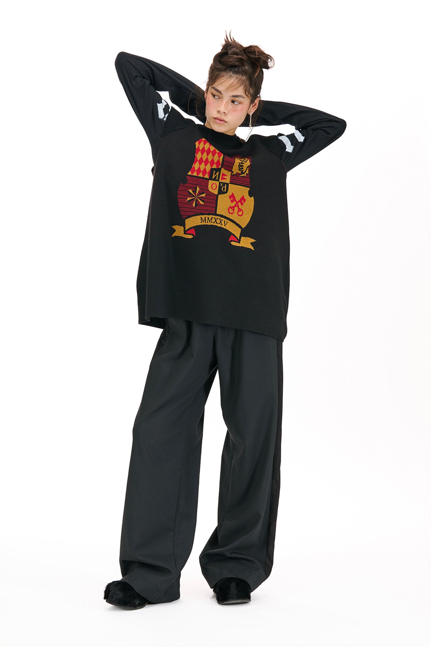 HOUSE SWEATER IN BLACK, W25