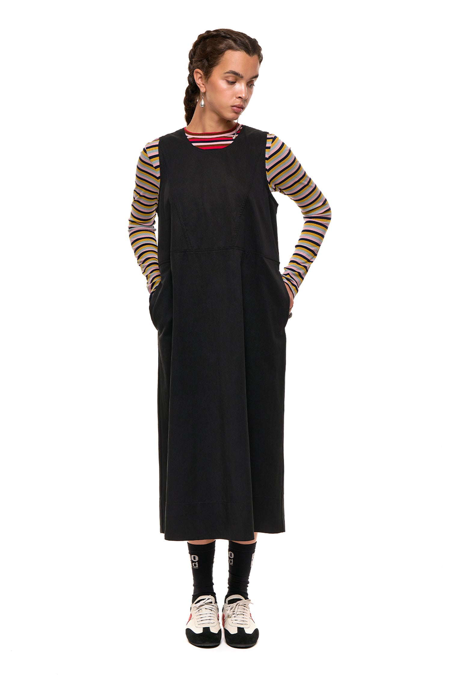 LEAGUE PINNY IN BLACK, SS27