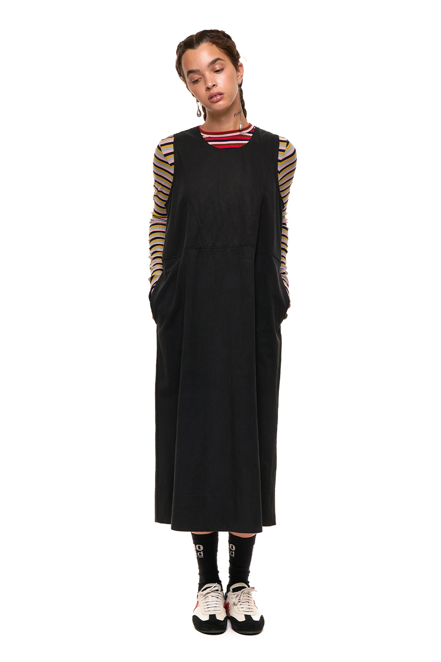 LEAGUE PINNY IN BLACK, SS27