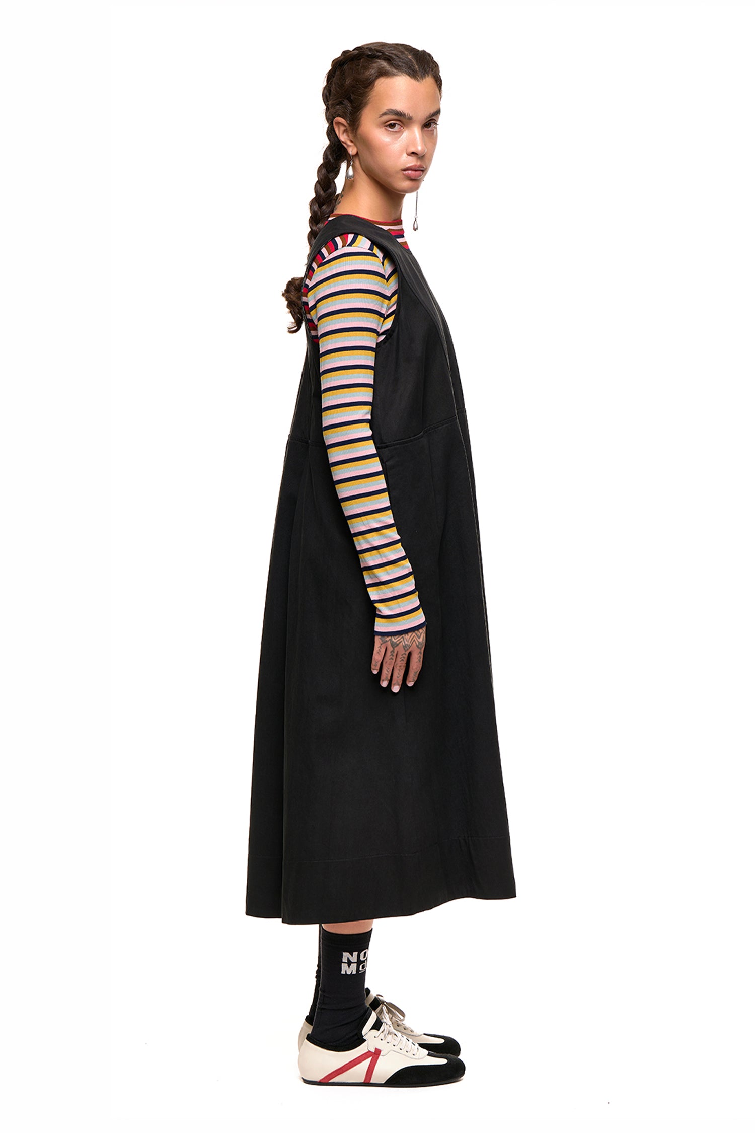 LEAGUE PINNY IN BLACK, SS27