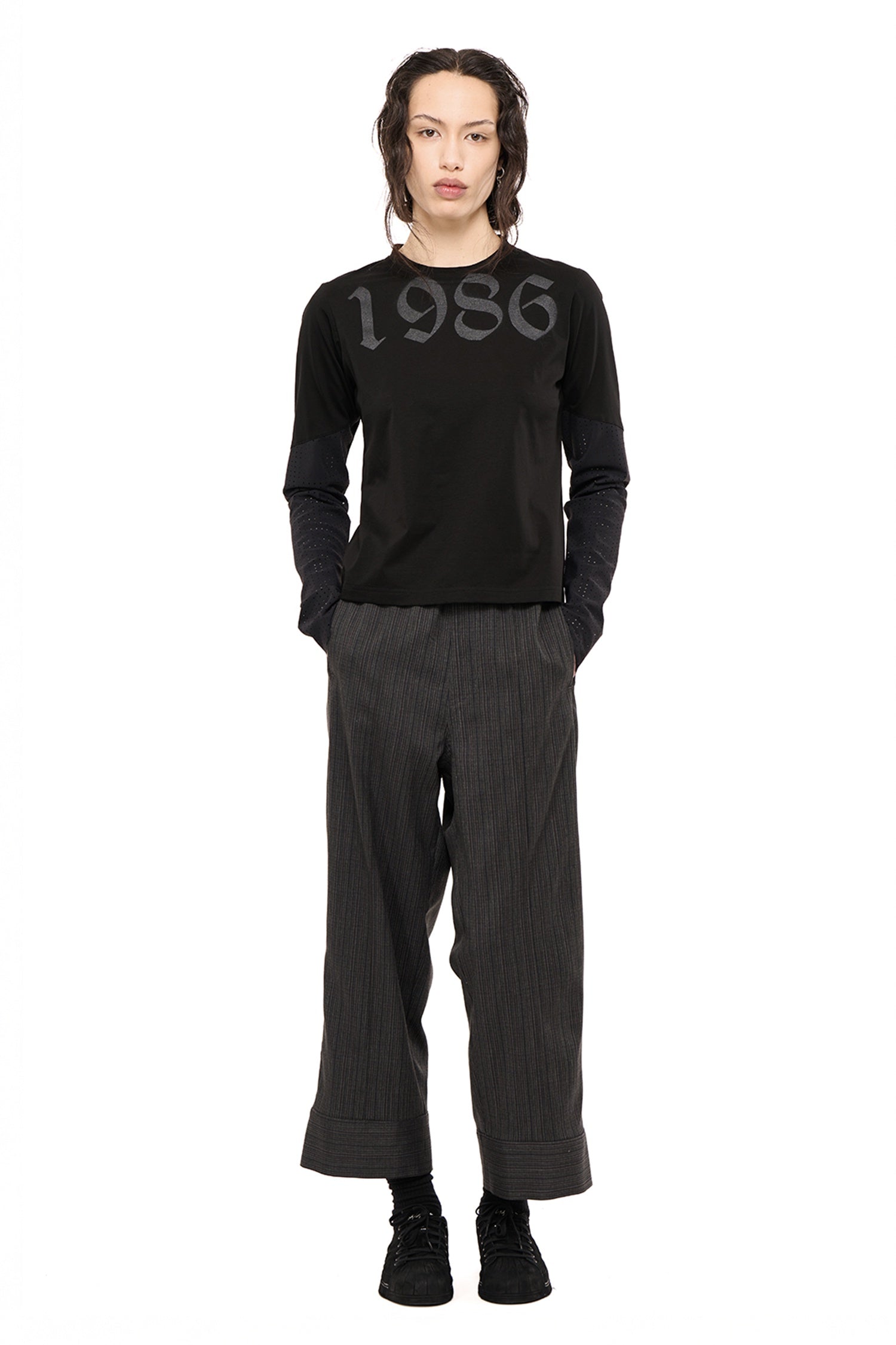 BASE LONG SLEEVE IN GUNMETAL ORIGIN STENCIL, AW26