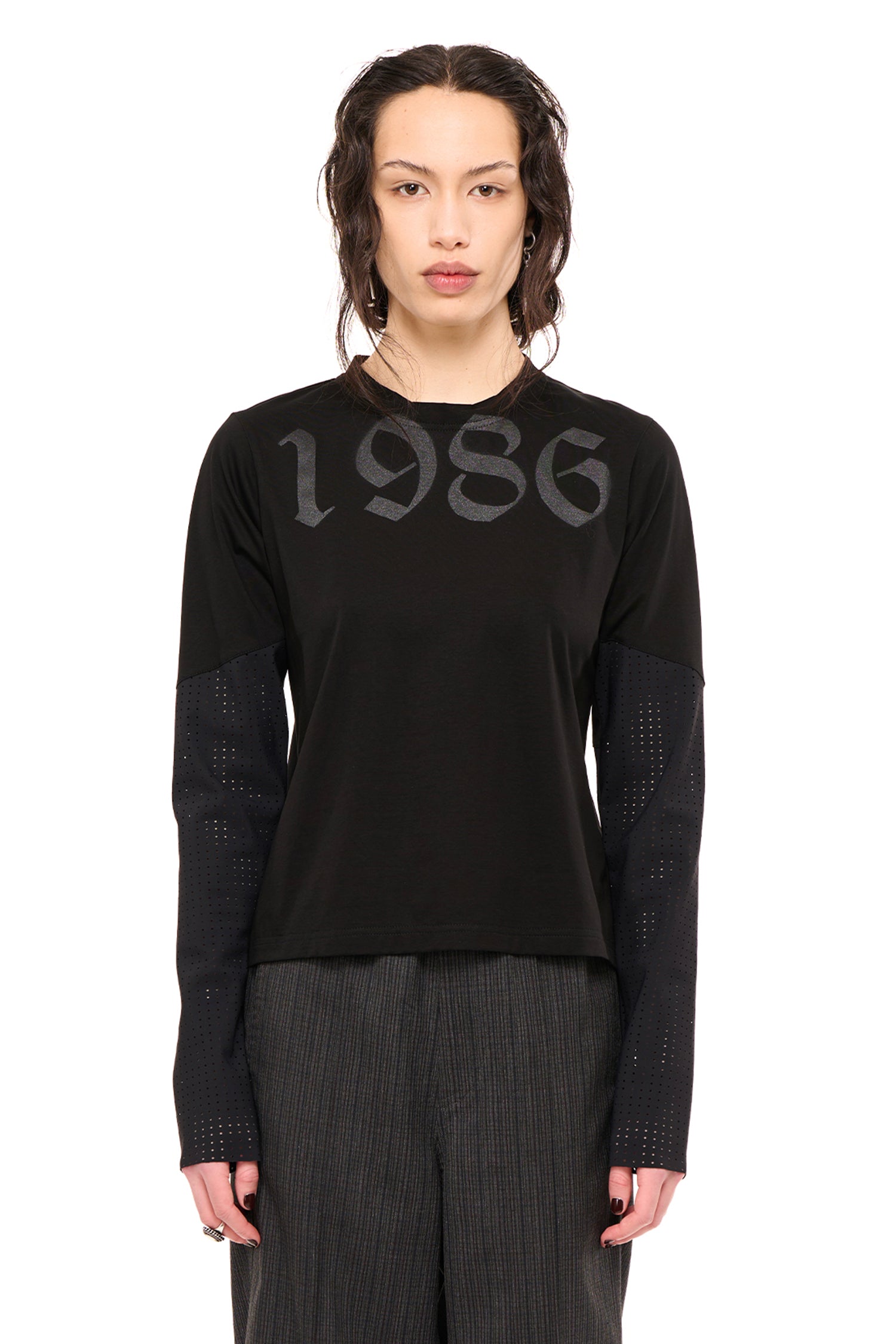 BASE LONG SLEEVE IN GUNMETAL ORIGIN STENCIL, AW26