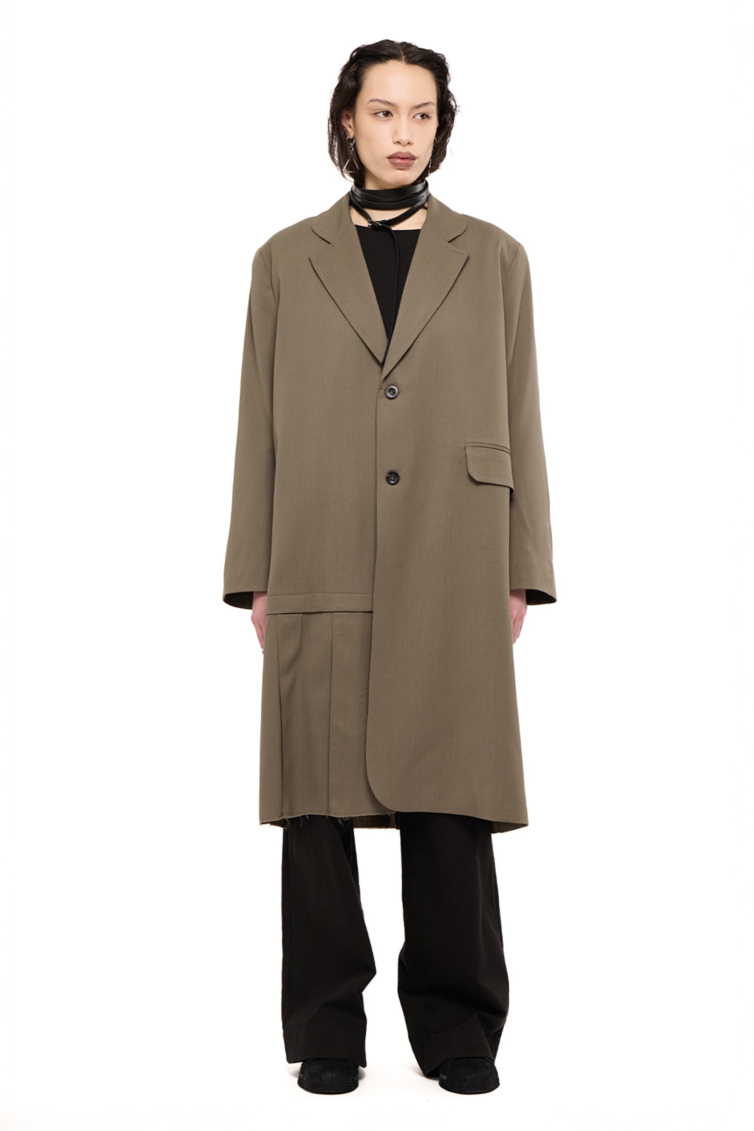 DE-PLEAT COAT IN DARK TAUPE, AW26