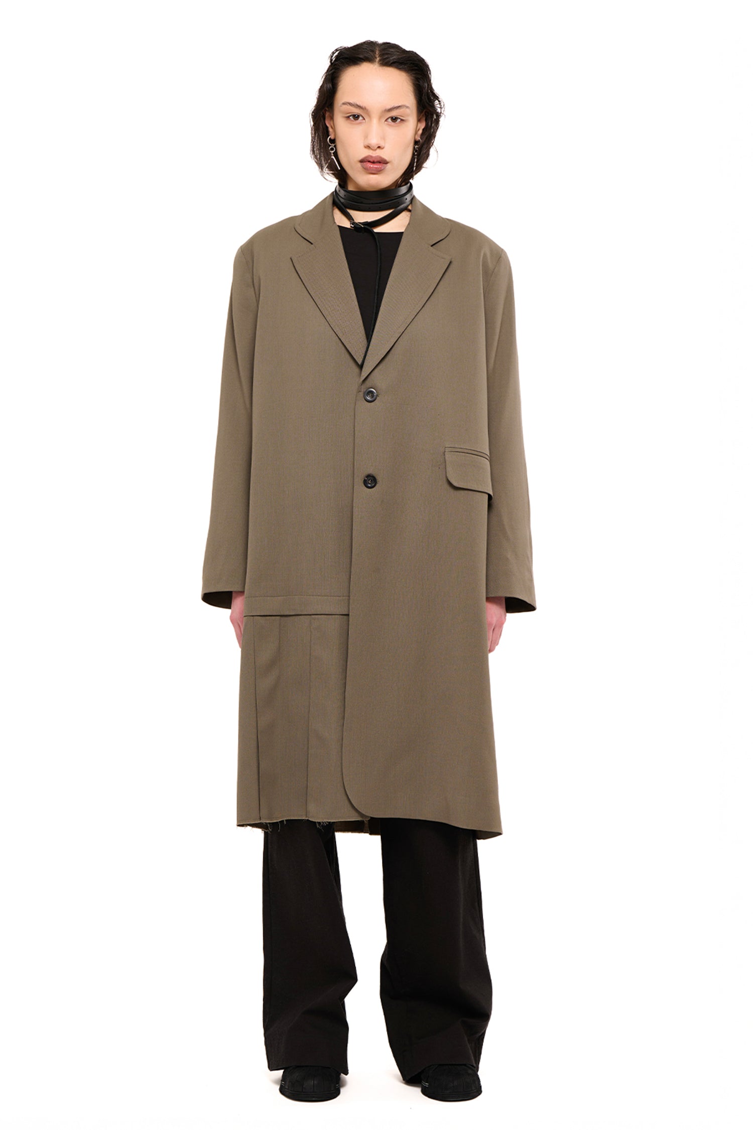 DE-PLEAT COAT IN DARK TAUPE, AW26