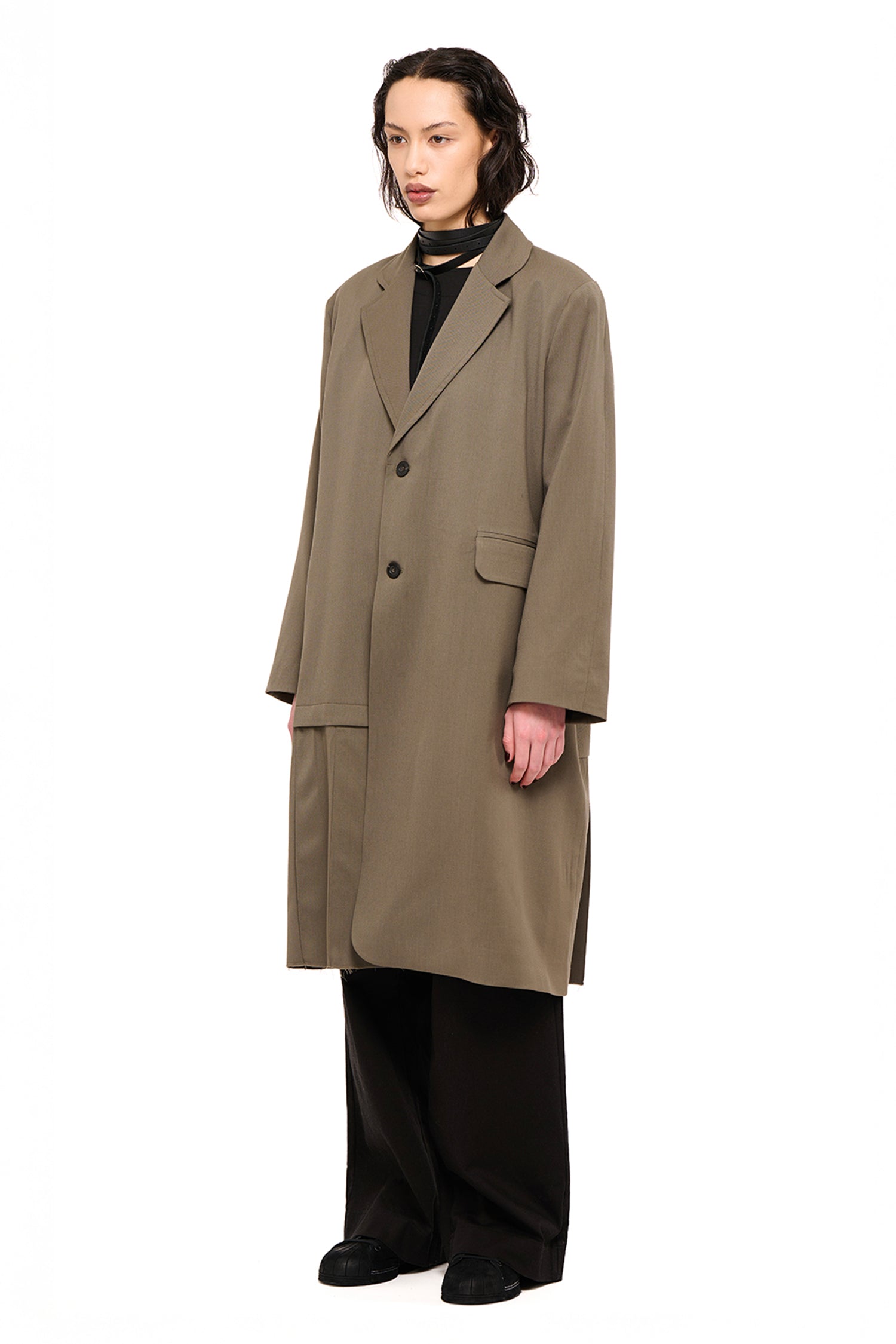 DE-PLEAT COAT IN DARK TAUPE, AW26