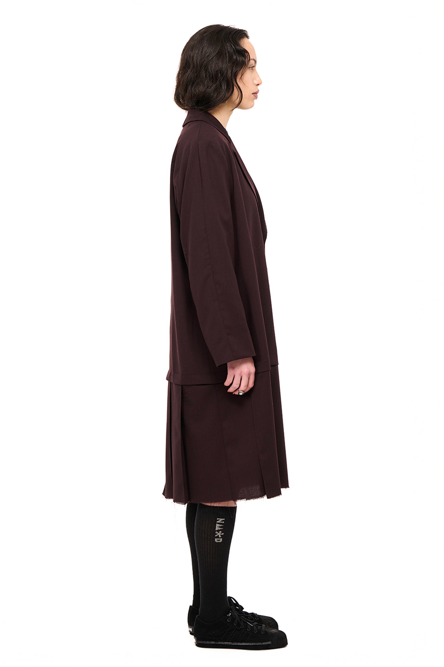 DE-PLEAT COAT IN MAHOGANY, AW26