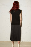 SLEEVELESS V NECK PLEATED KNIT DRESS IN BLACK/BLACK, AW23