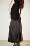 SLEEVELESS V NECK PLEATED KNIT DRESS IN BLACK/BLACK, AW23