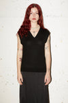 SLEEVELESS V NECK PLEATED KNIT DRESS IN BLACK/BLACK, AW23