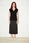 SLEEVELESS V NECK PLEATED KNIT DRESS IN BLACK/BLACK, AW23