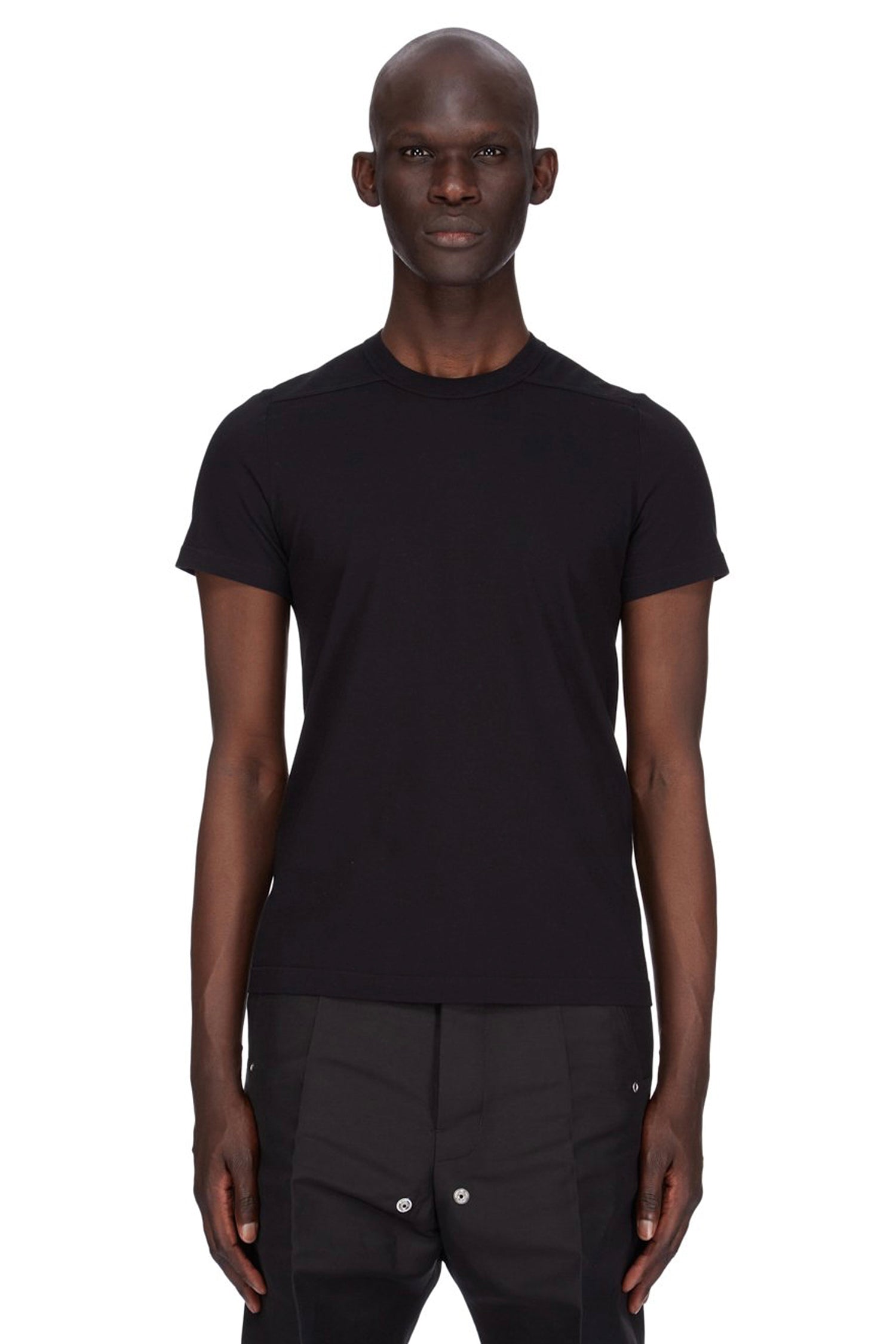 SHORT LEVEL T IN BLACK, SS24